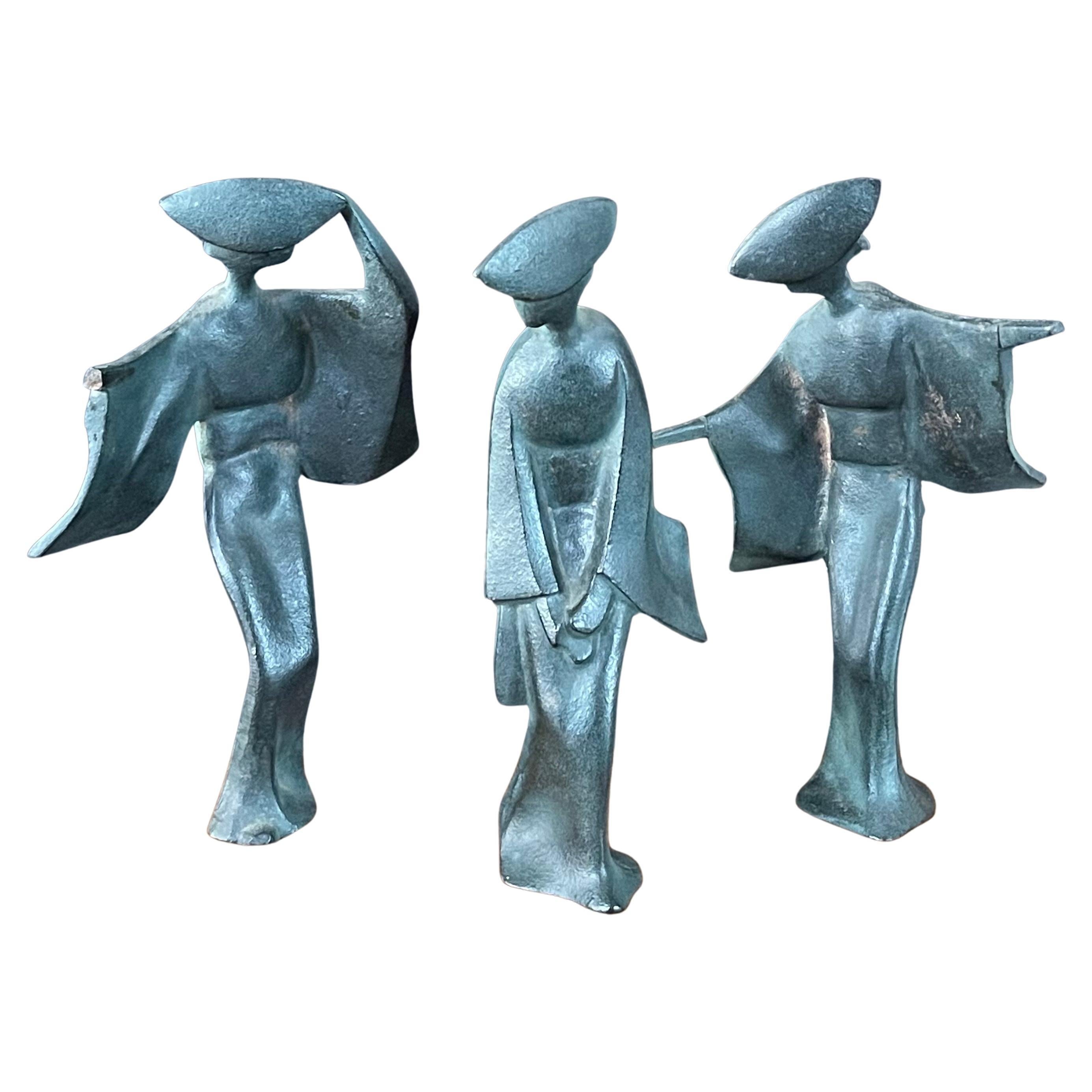 Ensemble de trois grandes figurines japonaises Geisha en bronze du milieu du siècle dernier