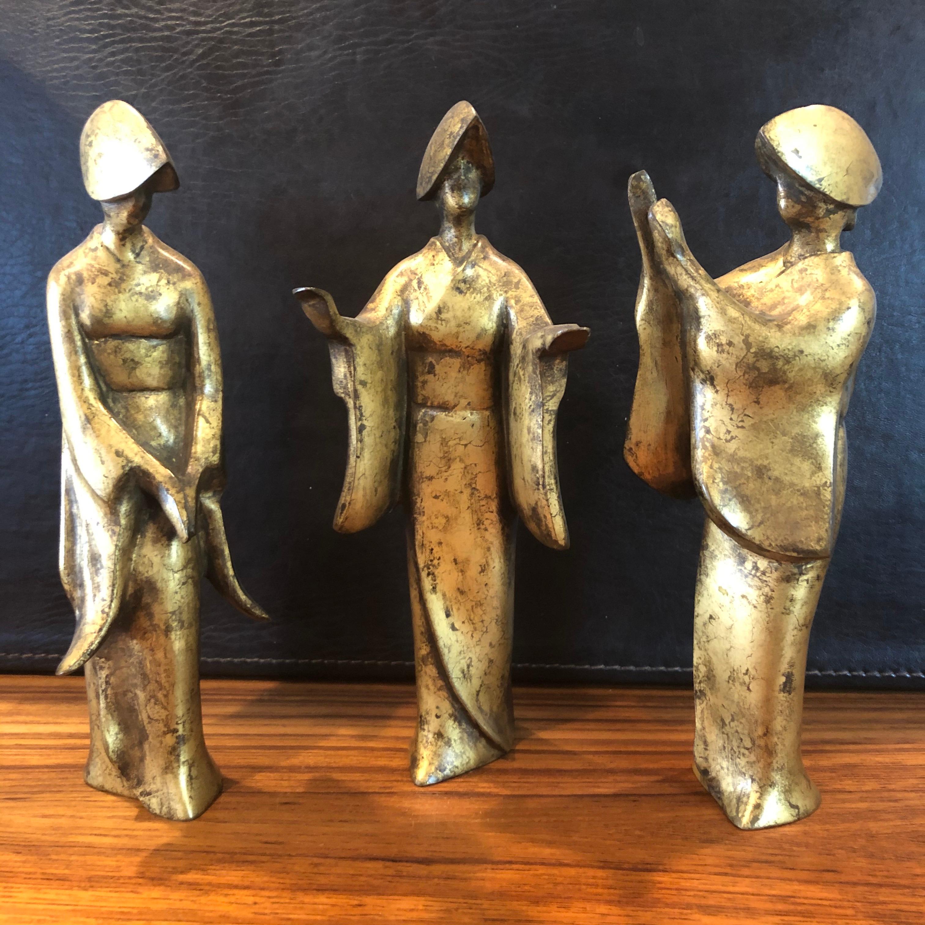 Un set molto bello di tre grandi statuette di geisha giapponese in ferro (alte 9,75