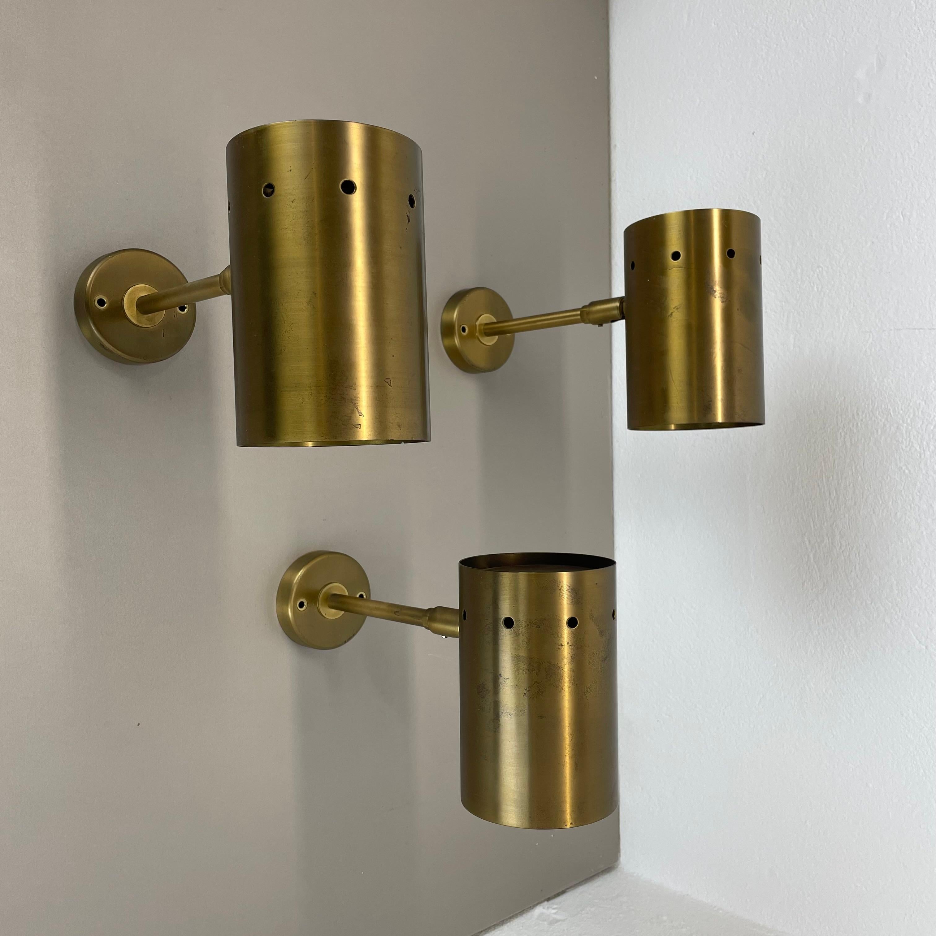 Artikel:

Satz von drei

Wandleuchten


Herkunft:

Italien



Alter:

1970s




Dieses Set aus drei modernistischen Wandleuchten wurde in den 1970er Jahren in Italien hergestellt. Sie ist aus massivem Messing in Röhrenform mit Öffnung nach unten