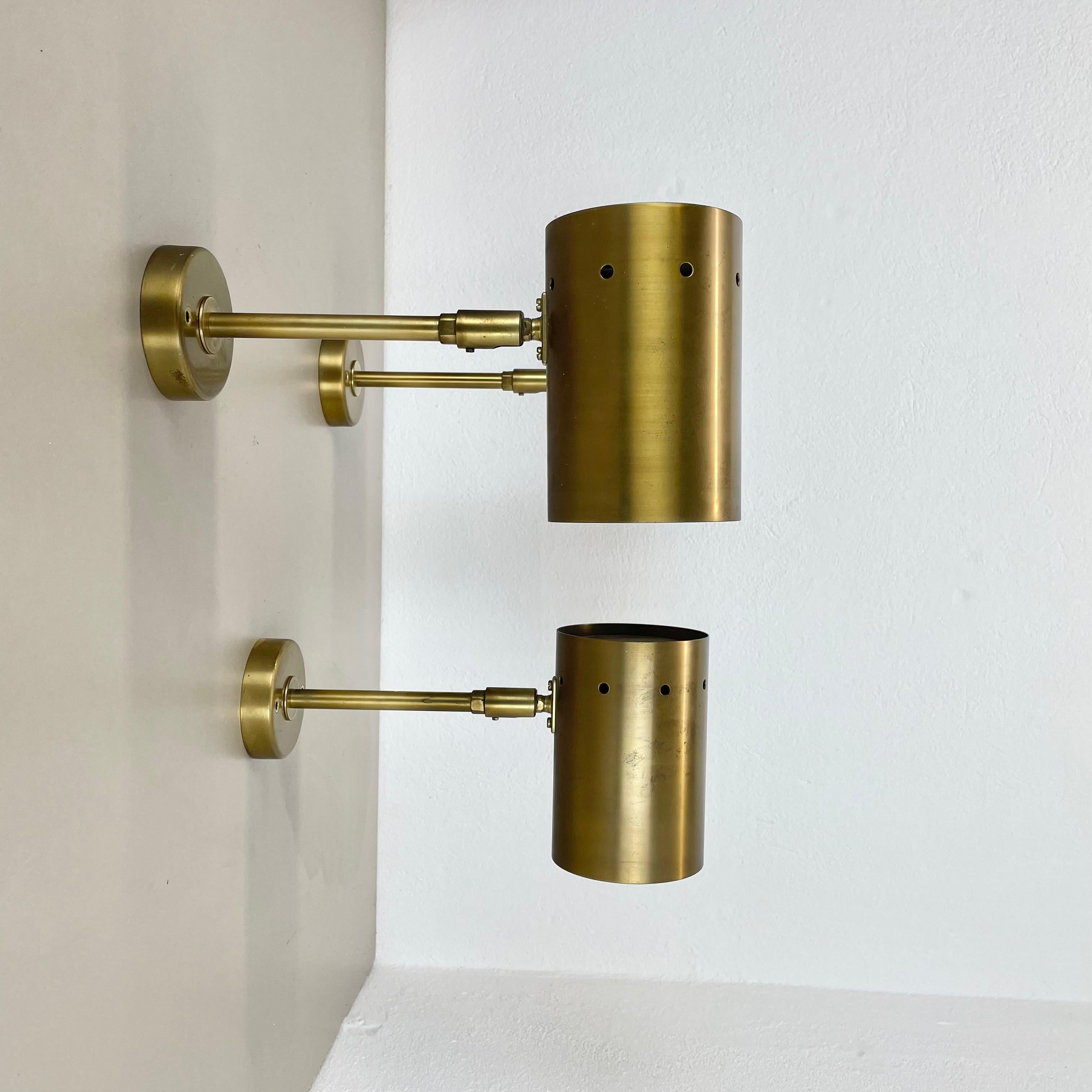 Set von drei großen minimalistischen Wandleuchten aus Messing „tube“-Wandleuchten, Italien 1970er Jahre (Italienisch) im Angebot