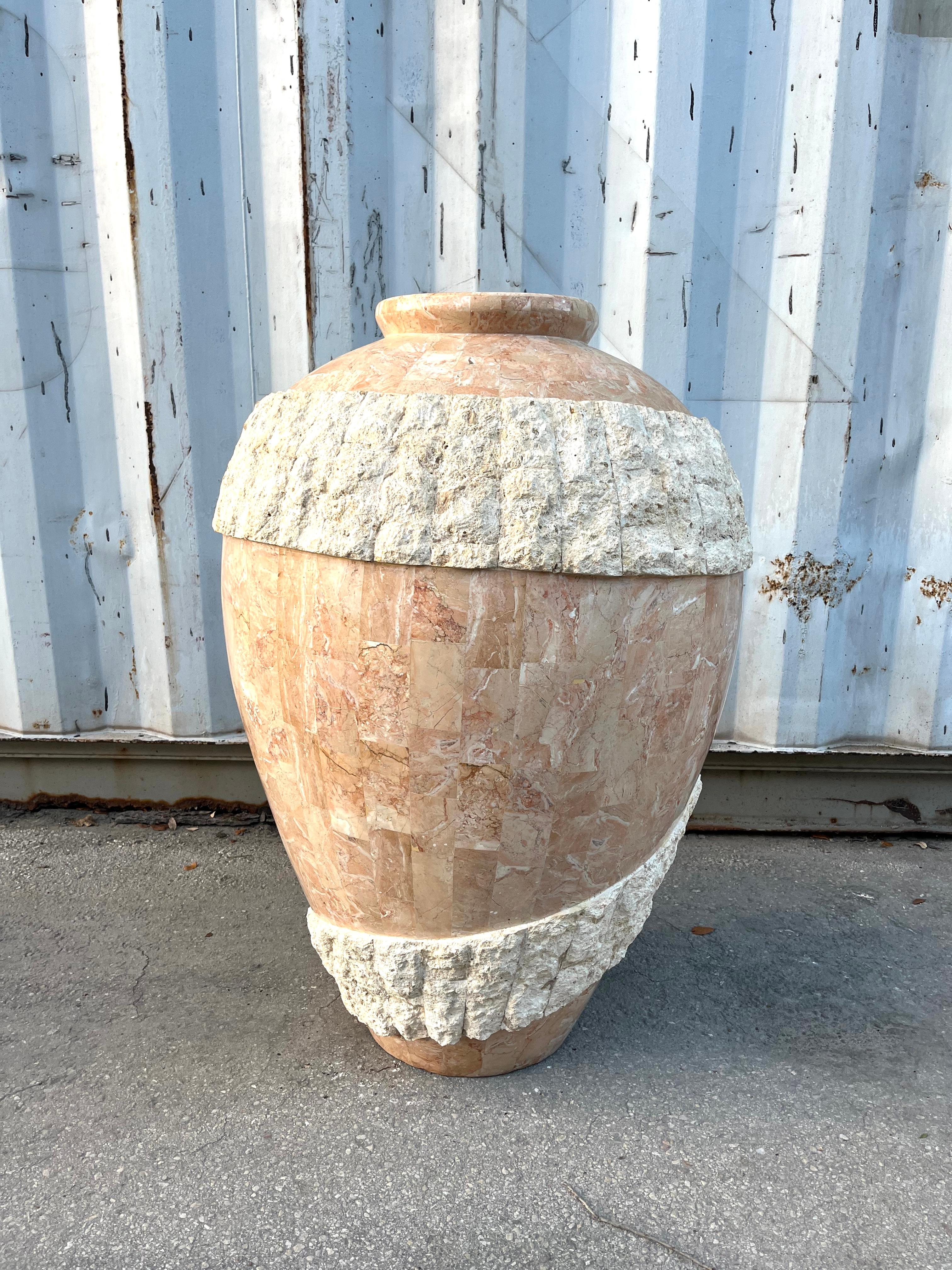 Ensemble de trois grands vases de sol postmodernes en pierre de Mactan, ornés de pompons. Vers 1980. en vente 3