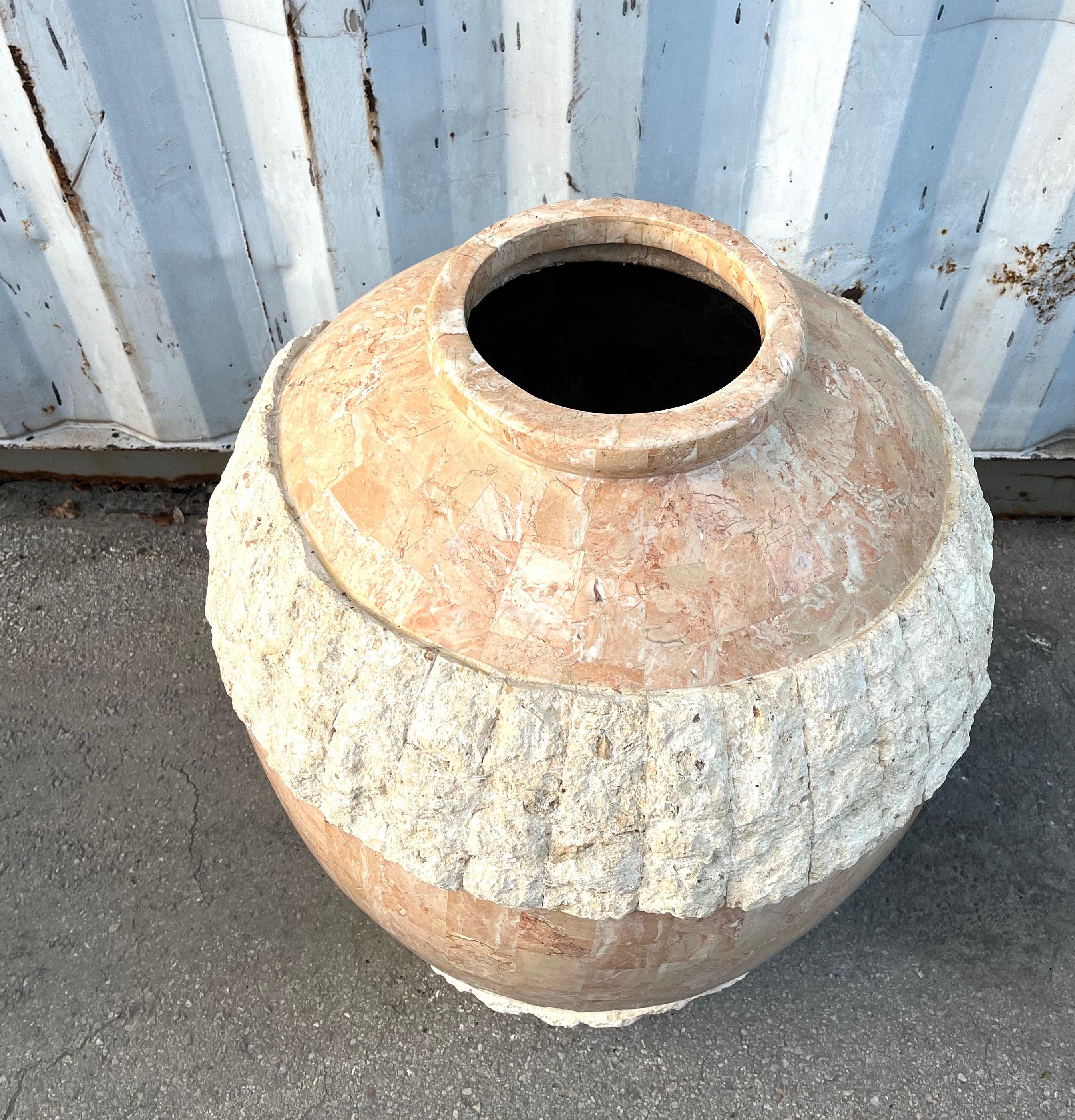 Ensemble de trois grands vases de sol postmodernes en pierre de Mactan, ornés de pompons. Vers 1980. en vente 4