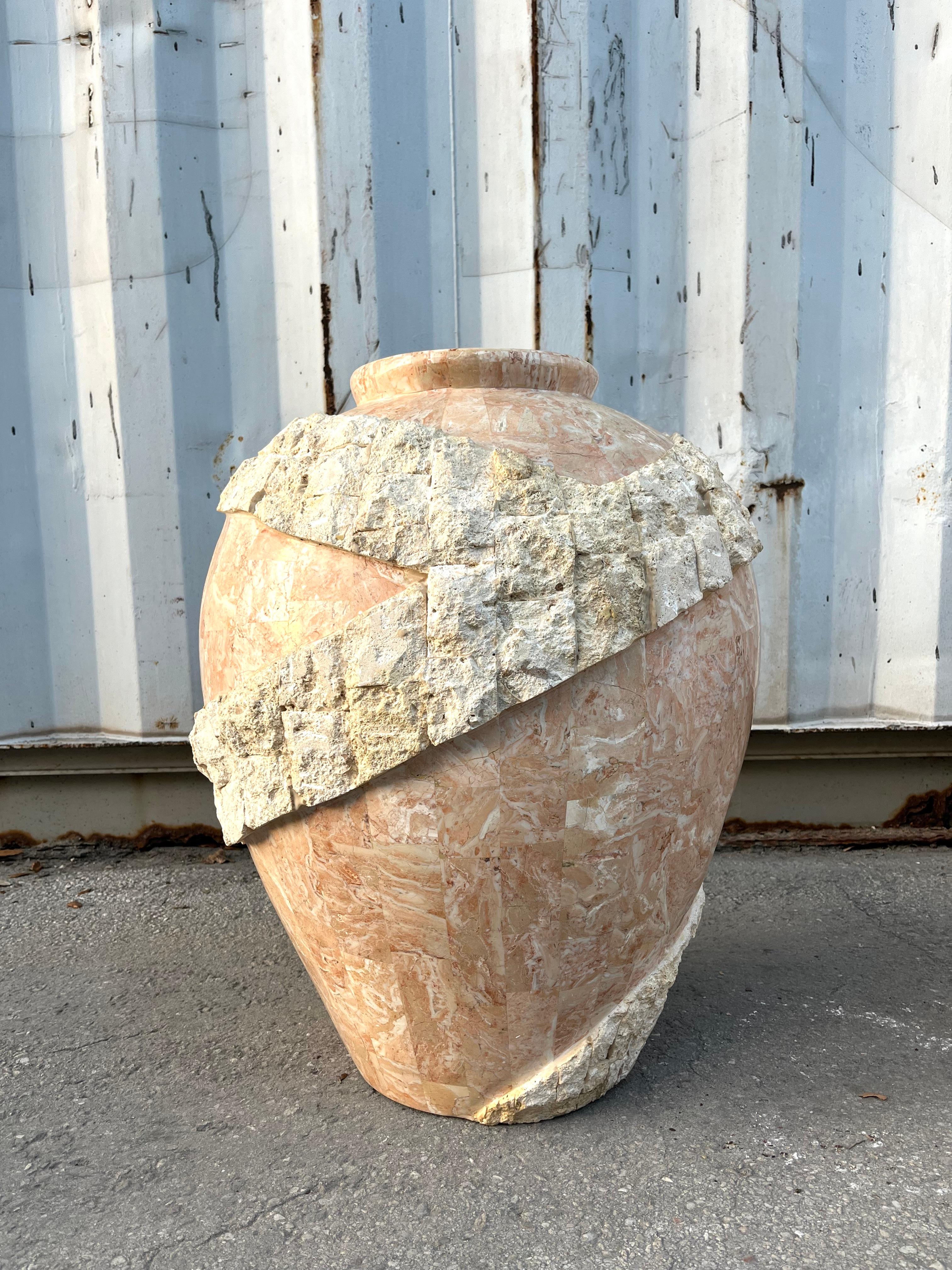 Ensemble de trois grands vases de sol postmodernes en pierre de Mactan, ornés de pompons. Vers 1980. en vente 5