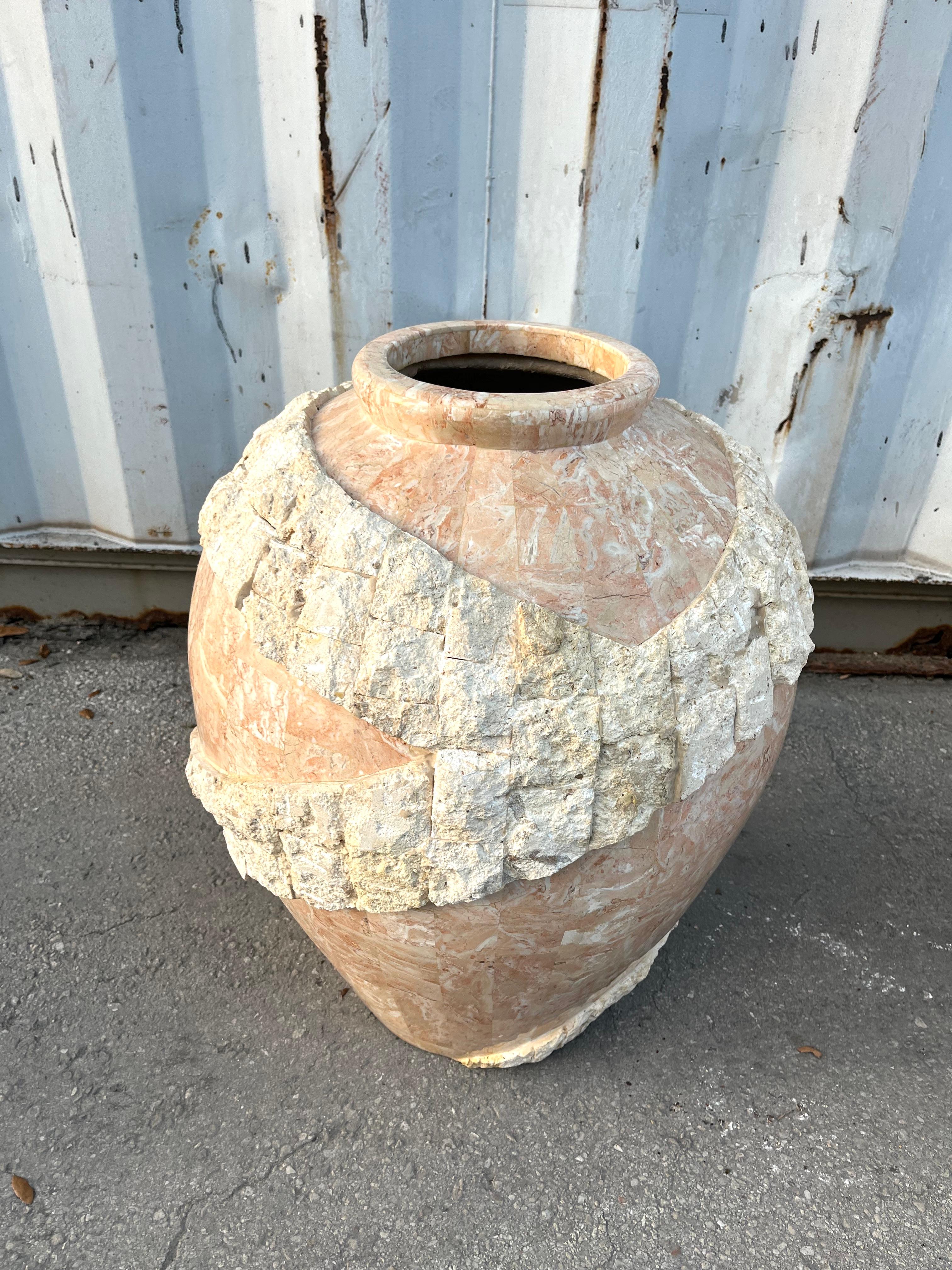 Ensemble de trois grands vases de sol postmodernes en pierre de Mactan, ornés de pompons. Vers 1980. en vente 6