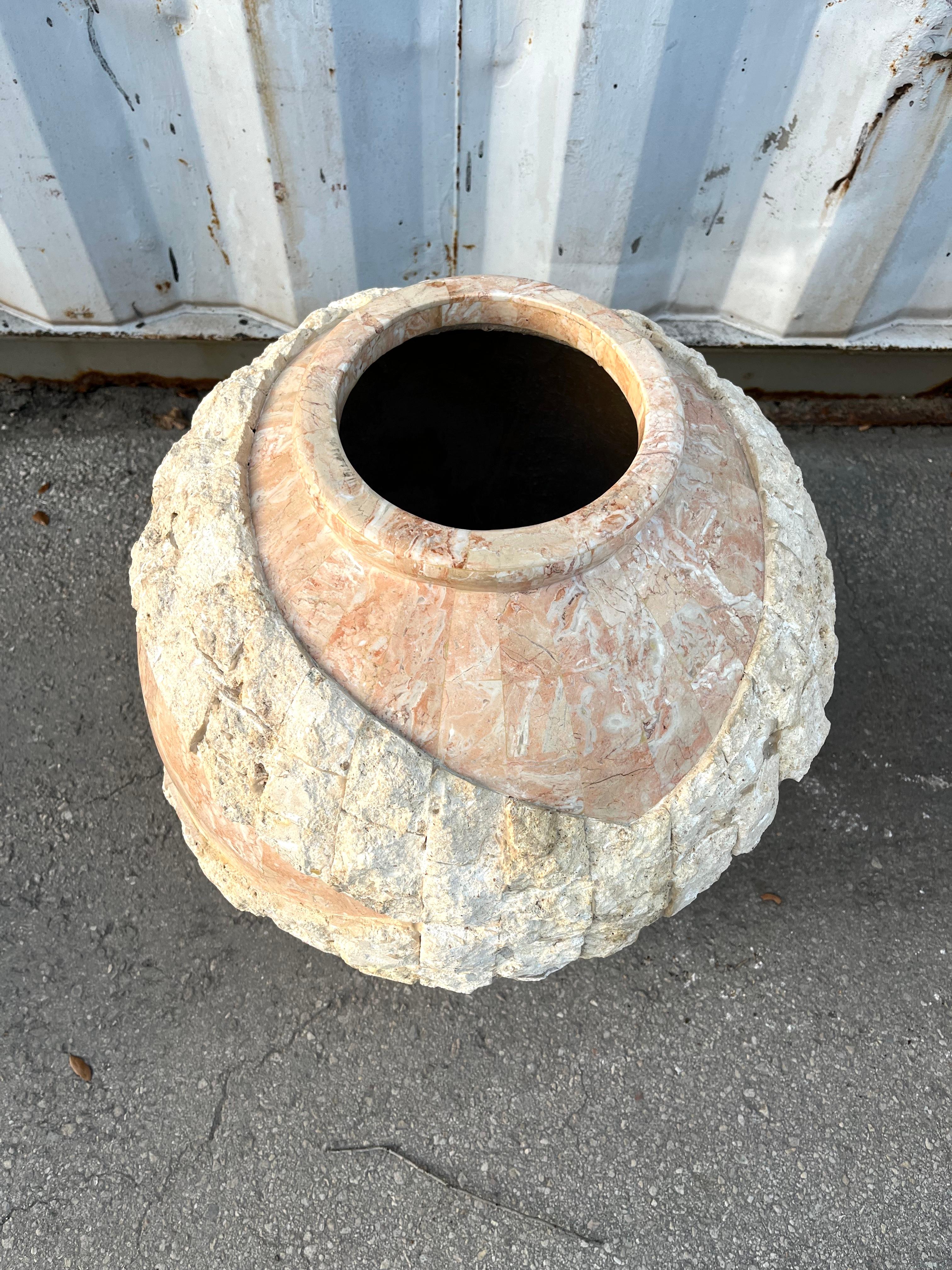 Ensemble de trois grands vases de sol postmodernes en pierre de Mactan, ornés de pompons. Vers 1980. en vente 7