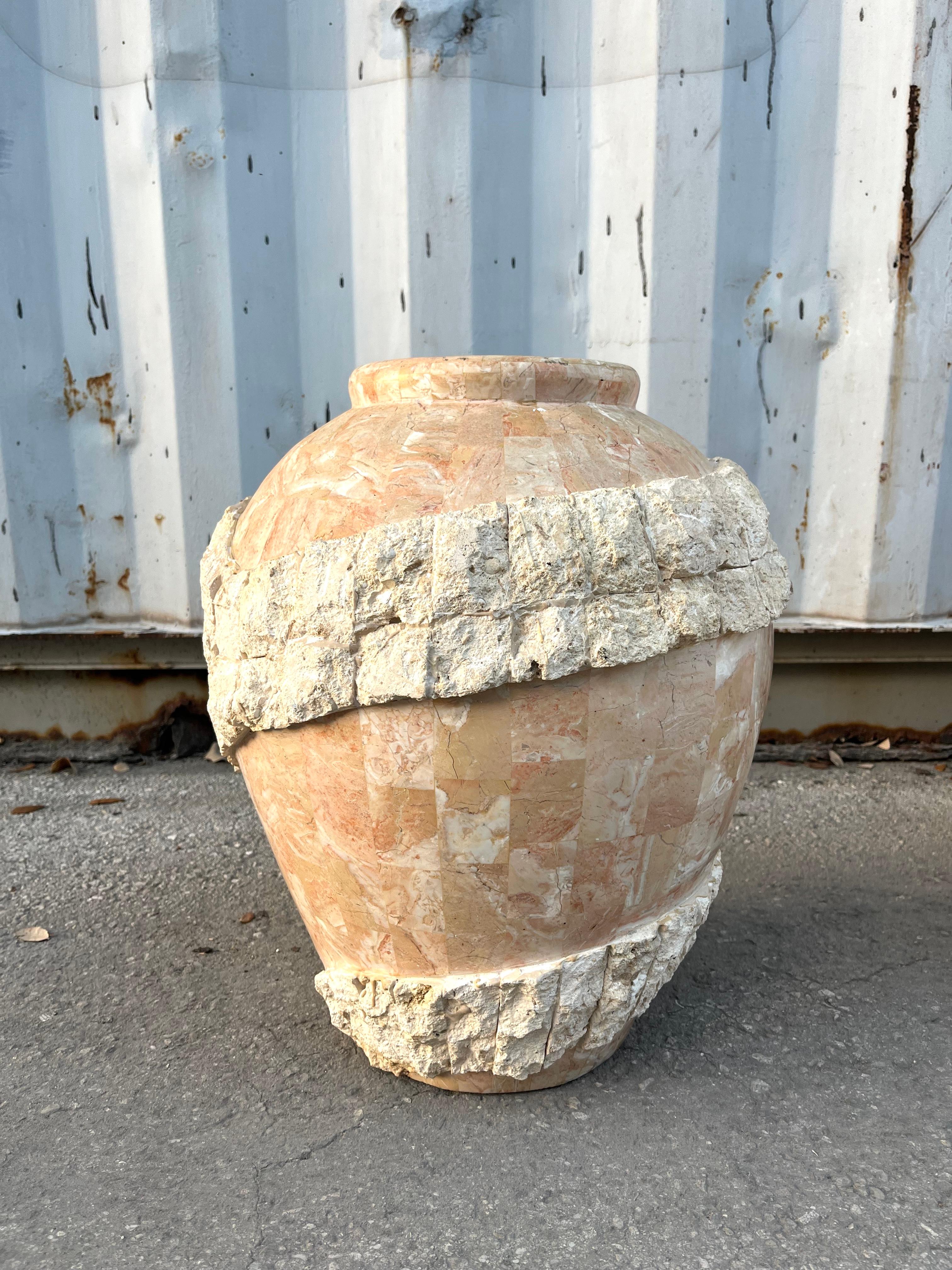 Ensemble de trois grands vases de sol postmodernes en pierre de Mactan, ornés de pompons. Vers 1980. en vente 8