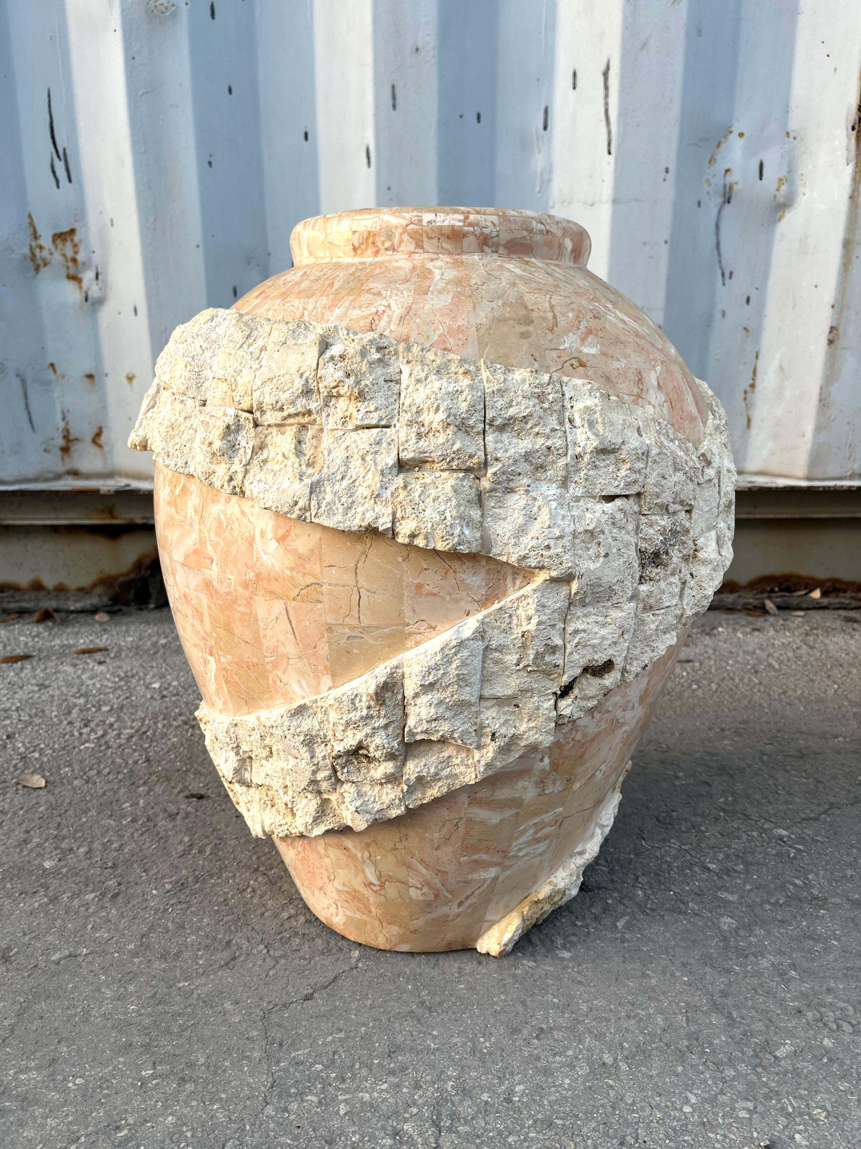Ensemble de trois grands vases de sol postmodernes en pierre de Mactan, ornés de pompons. Vers 1980. en vente 9