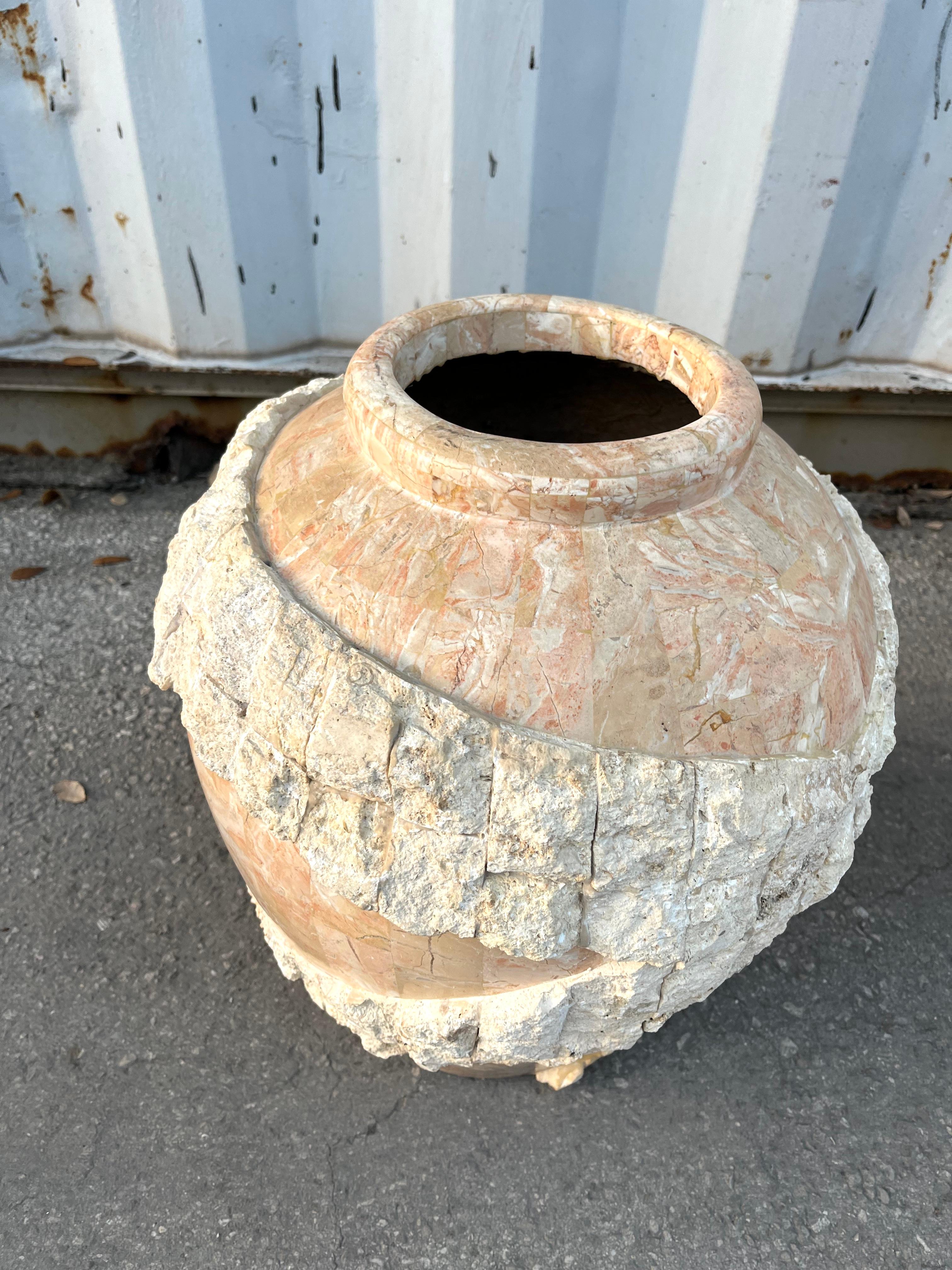 Ensemble de trois grands vases de sol postmodernes en pierre de Mactan, ornés de pompons. Vers 1980. en vente 10