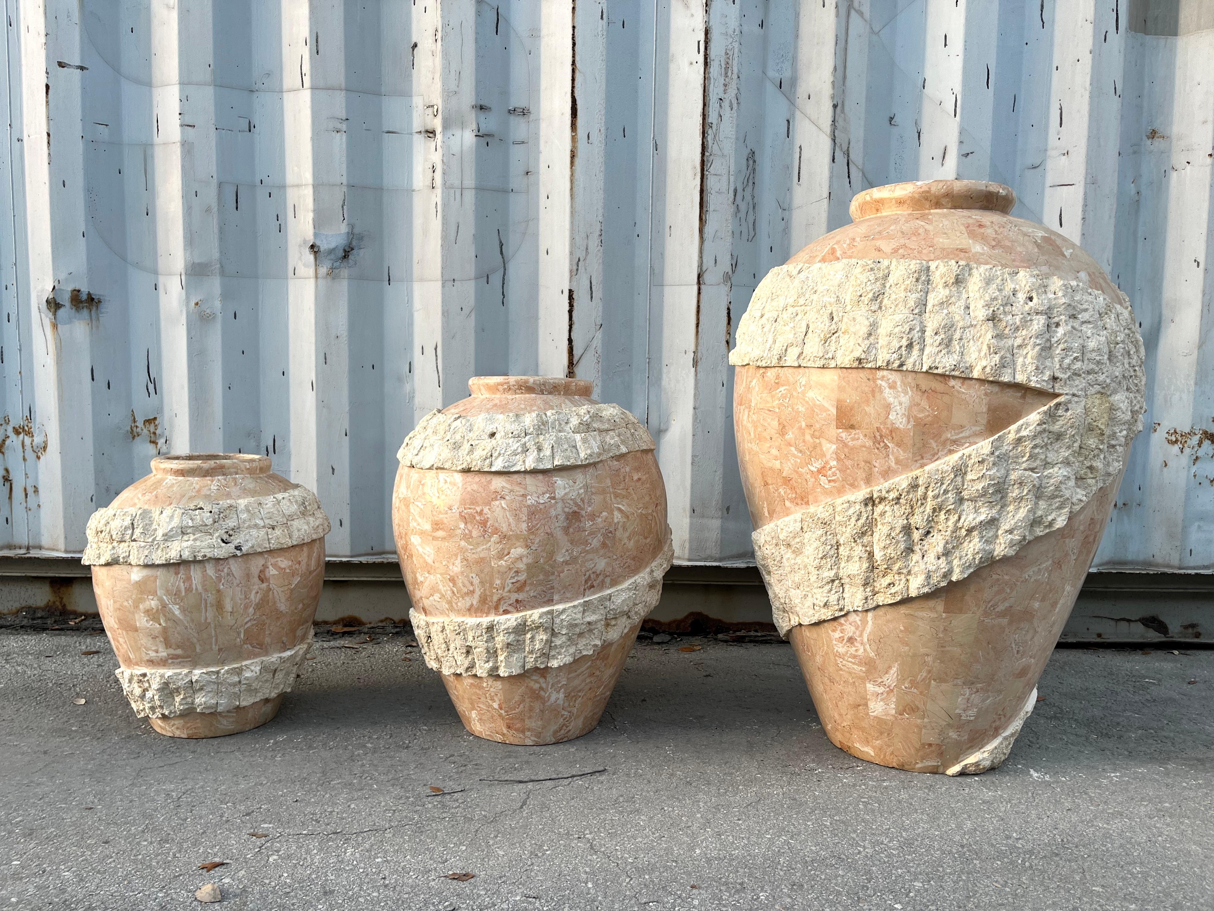 Ensemble de trois grands vases de sol postmodernes en pierre de Mactan, ornés de pompons. Vers 1980. en vente 13
