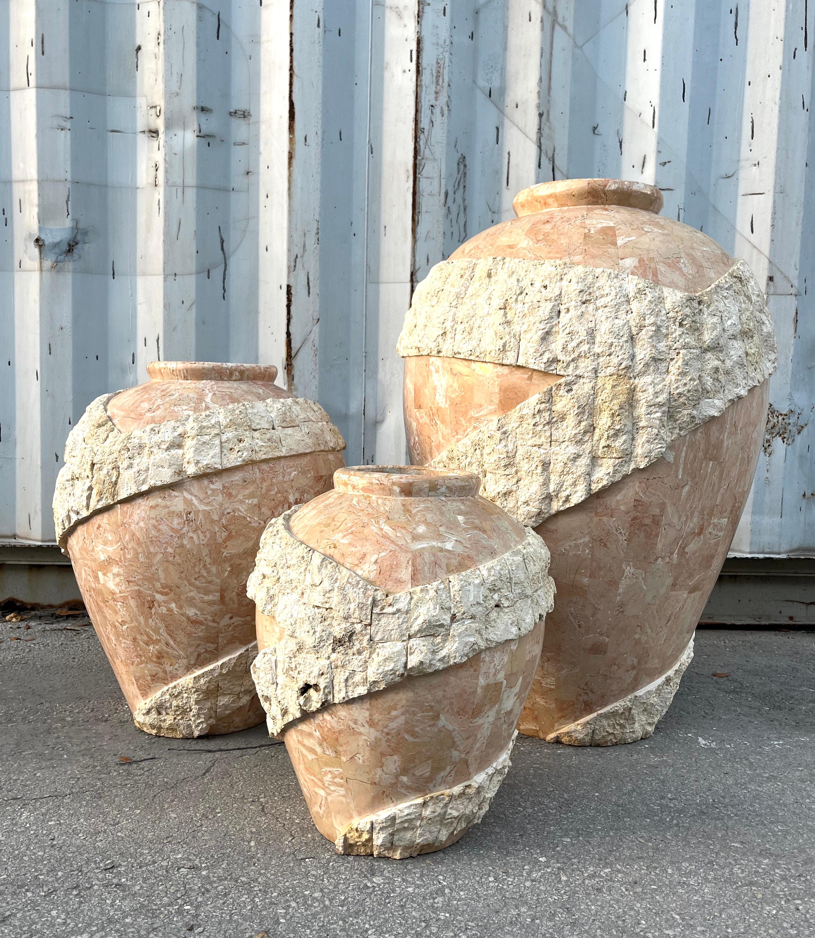 Postmoderne Ensemble de trois grands vases de sol postmodernes en pierre de Mactan, ornés de pompons. Vers 1980. en vente