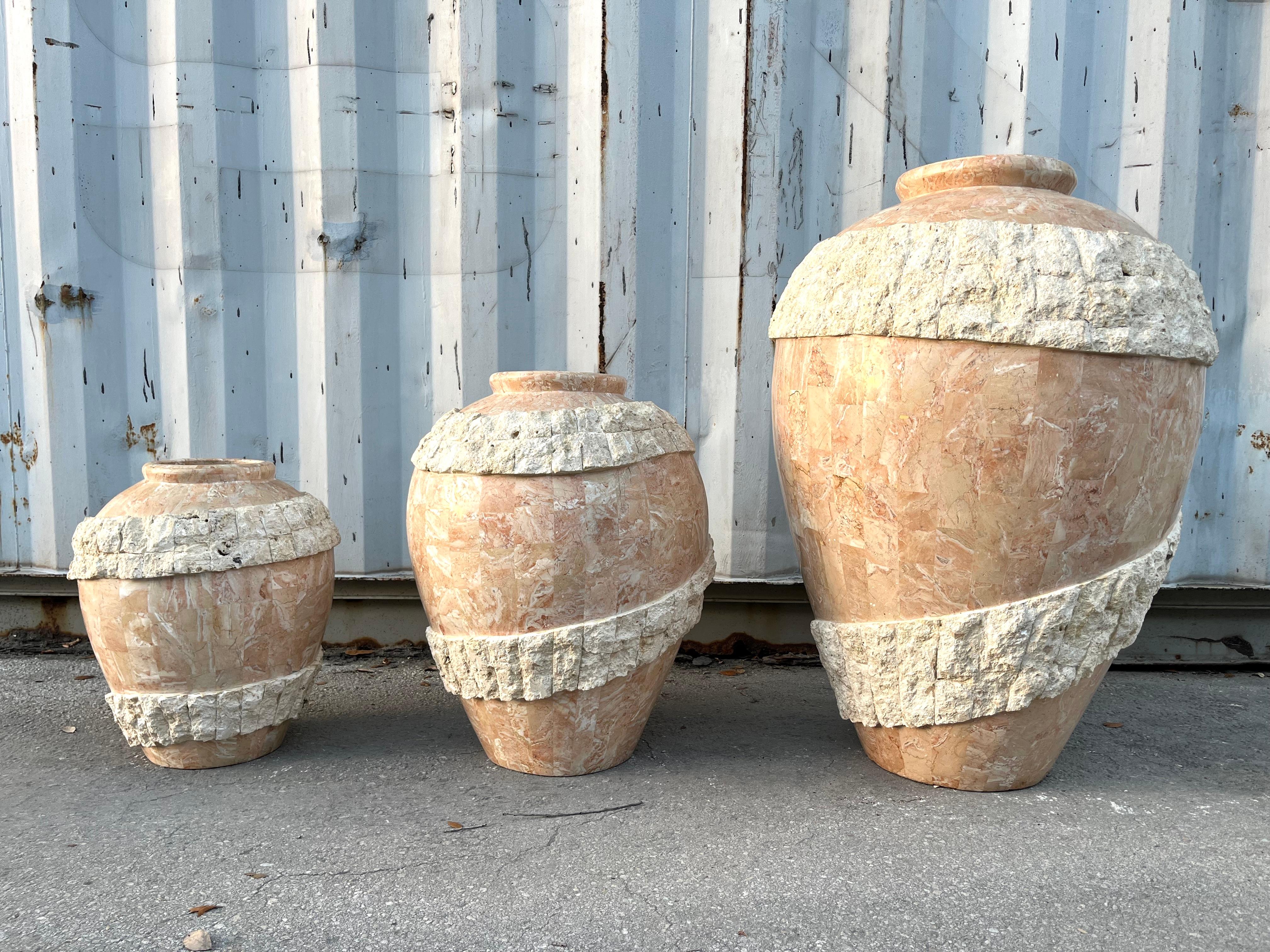 Philippin Ensemble de trois grands vases de sol postmodernes en pierre de Mactan, ornés de pompons. Vers 1980. en vente