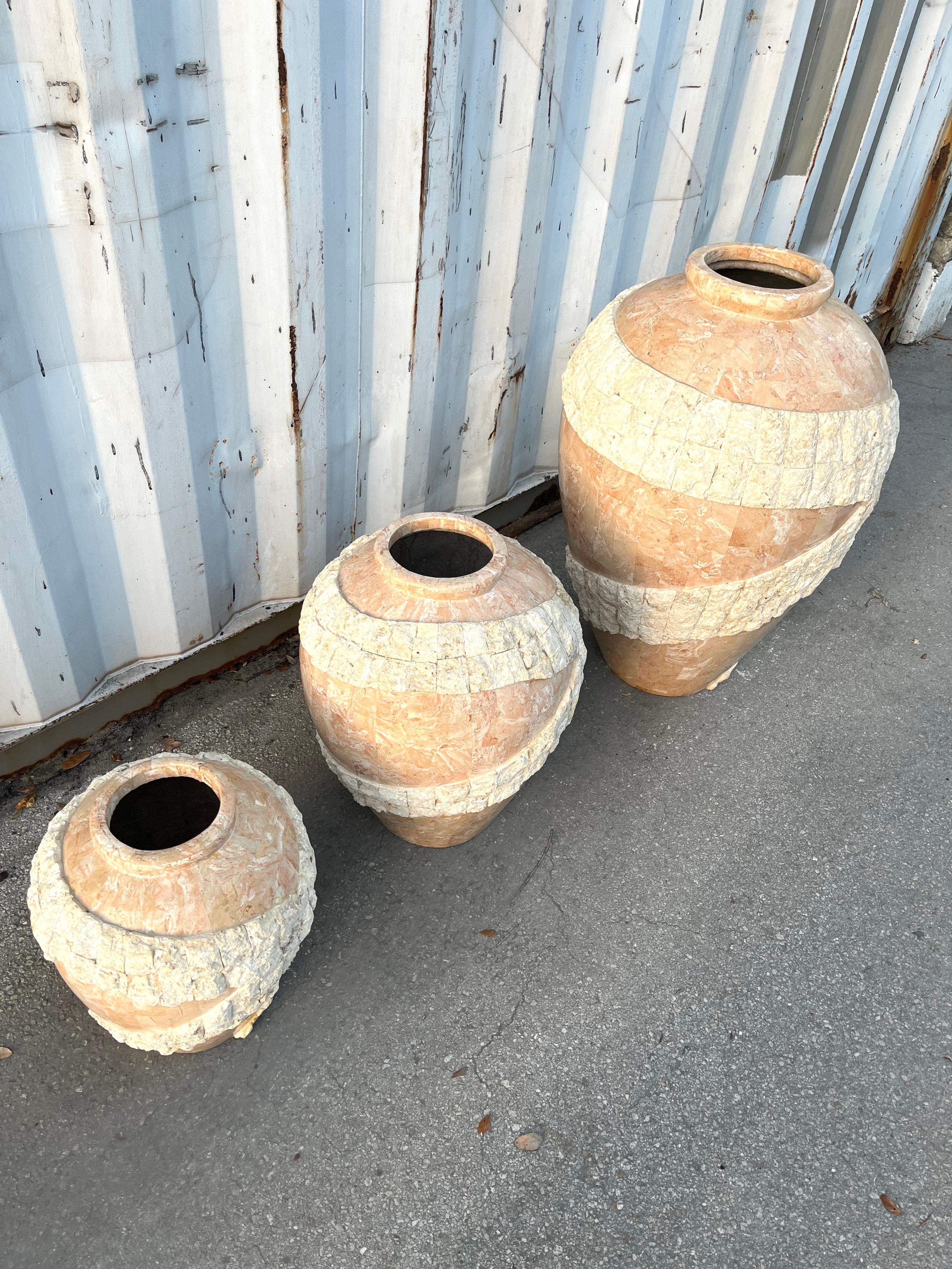Ensemble de trois grands vases de sol postmodernes en pierre de Mactan, ornés de pompons. Vers 1980. Bon état - En vente à Miami, FL