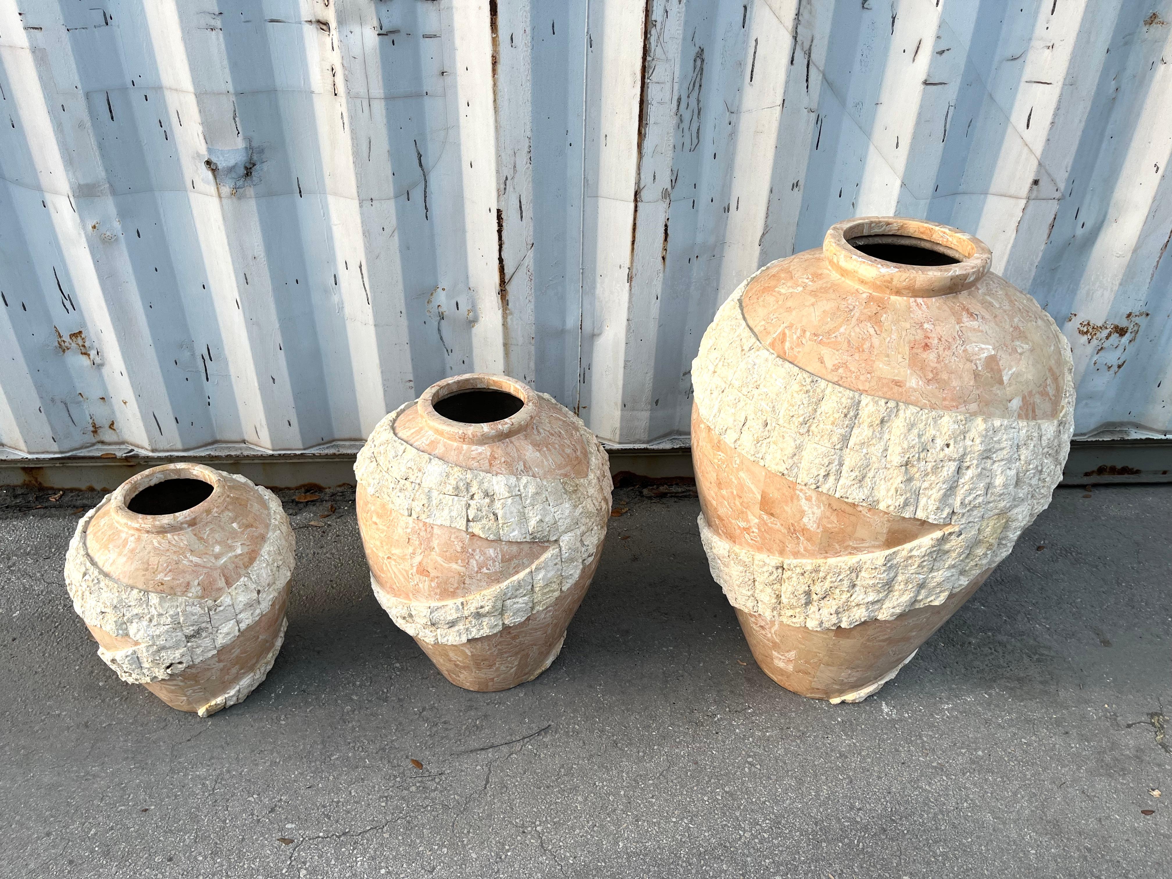 Fin du 20e siècle Ensemble de trois grands vases de sol postmodernes en pierre de Mactan, ornés de pompons. Vers 1980. en vente
