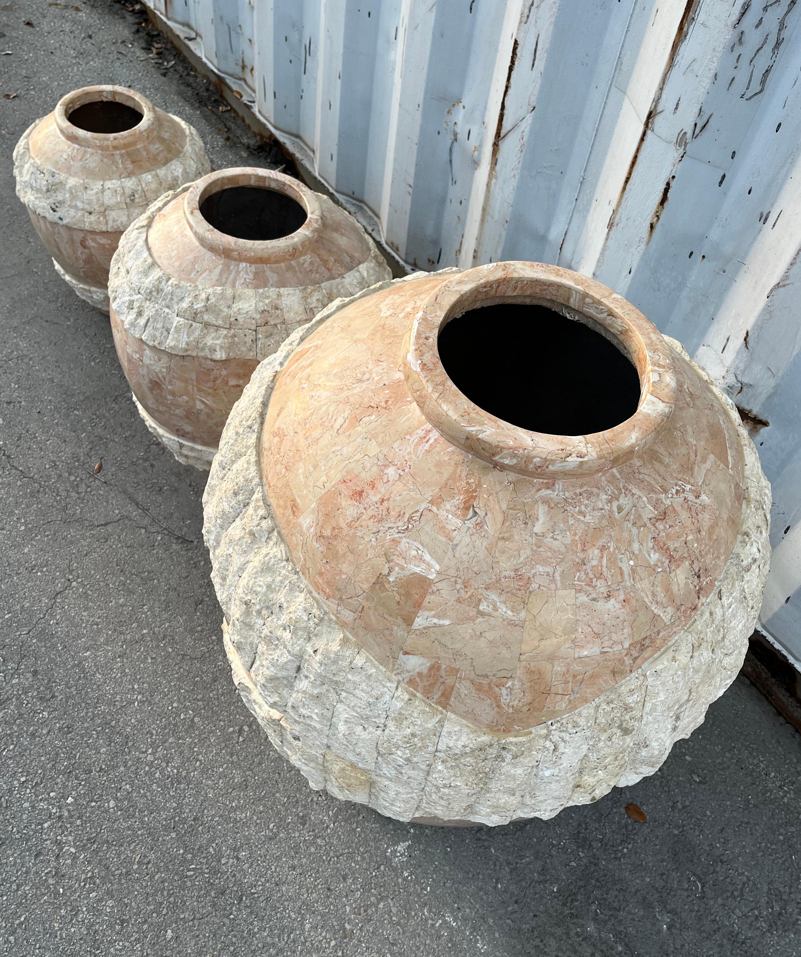Pierre Ensemble de trois grands vases de sol postmodernes en pierre de Mactan, ornés de pompons. Vers 1980. en vente
