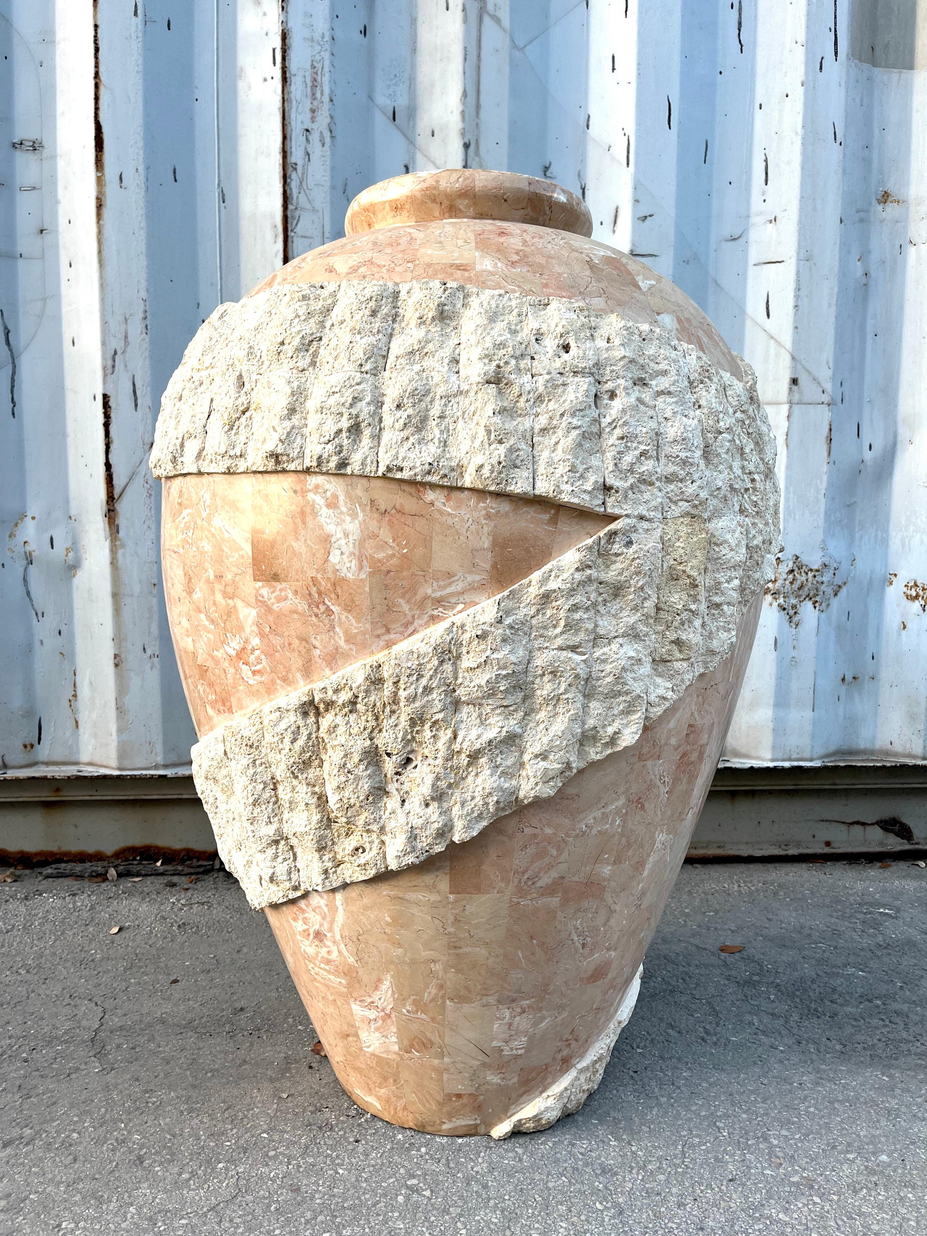 Ensemble de trois grands vases de sol postmodernes en pierre de Mactan, ornés de pompons. Vers 1980. en vente 1