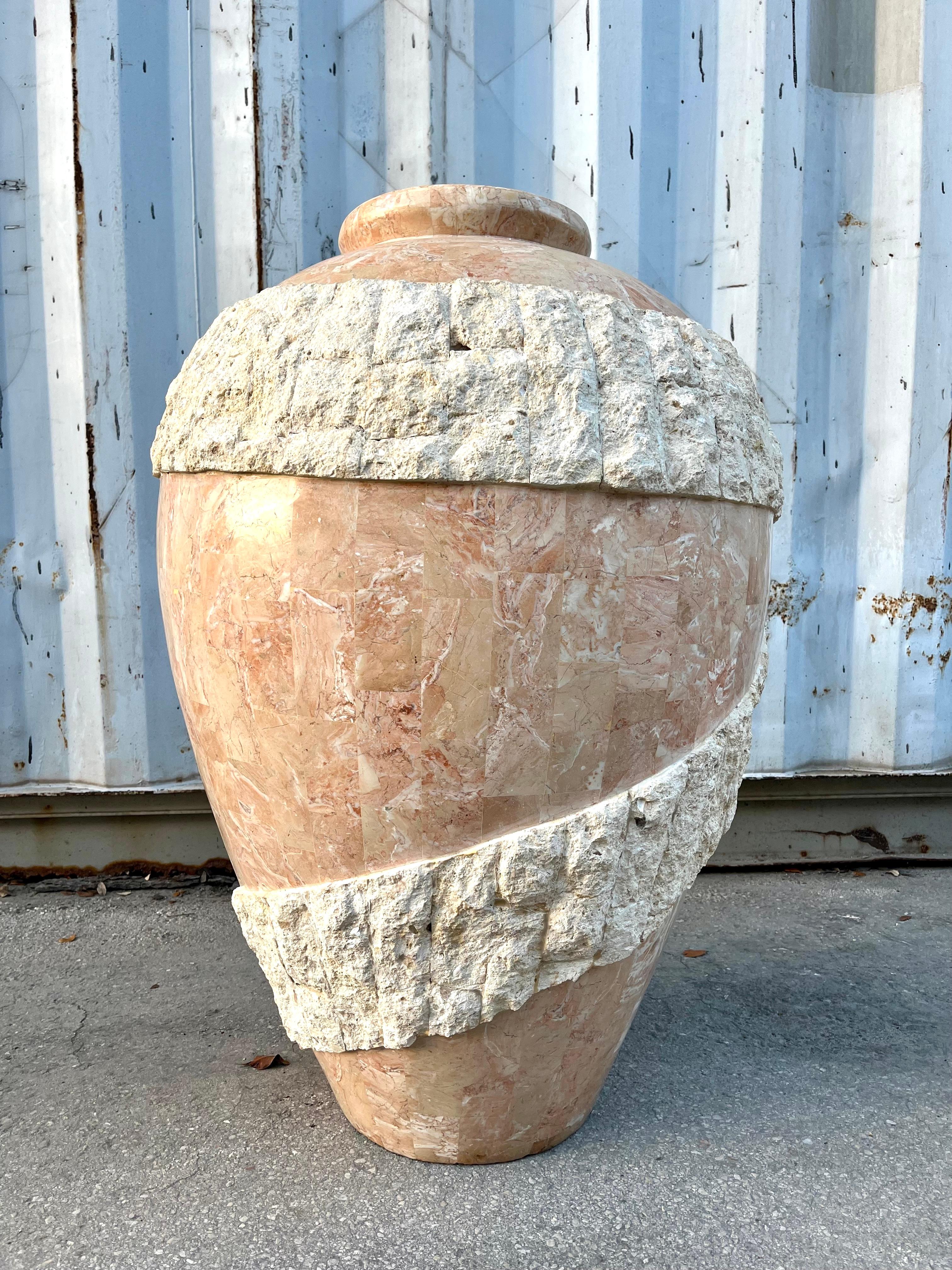 Ensemble de trois grands vases de sol postmodernes en pierre de Mactan, ornés de pompons. Vers 1980. en vente 2