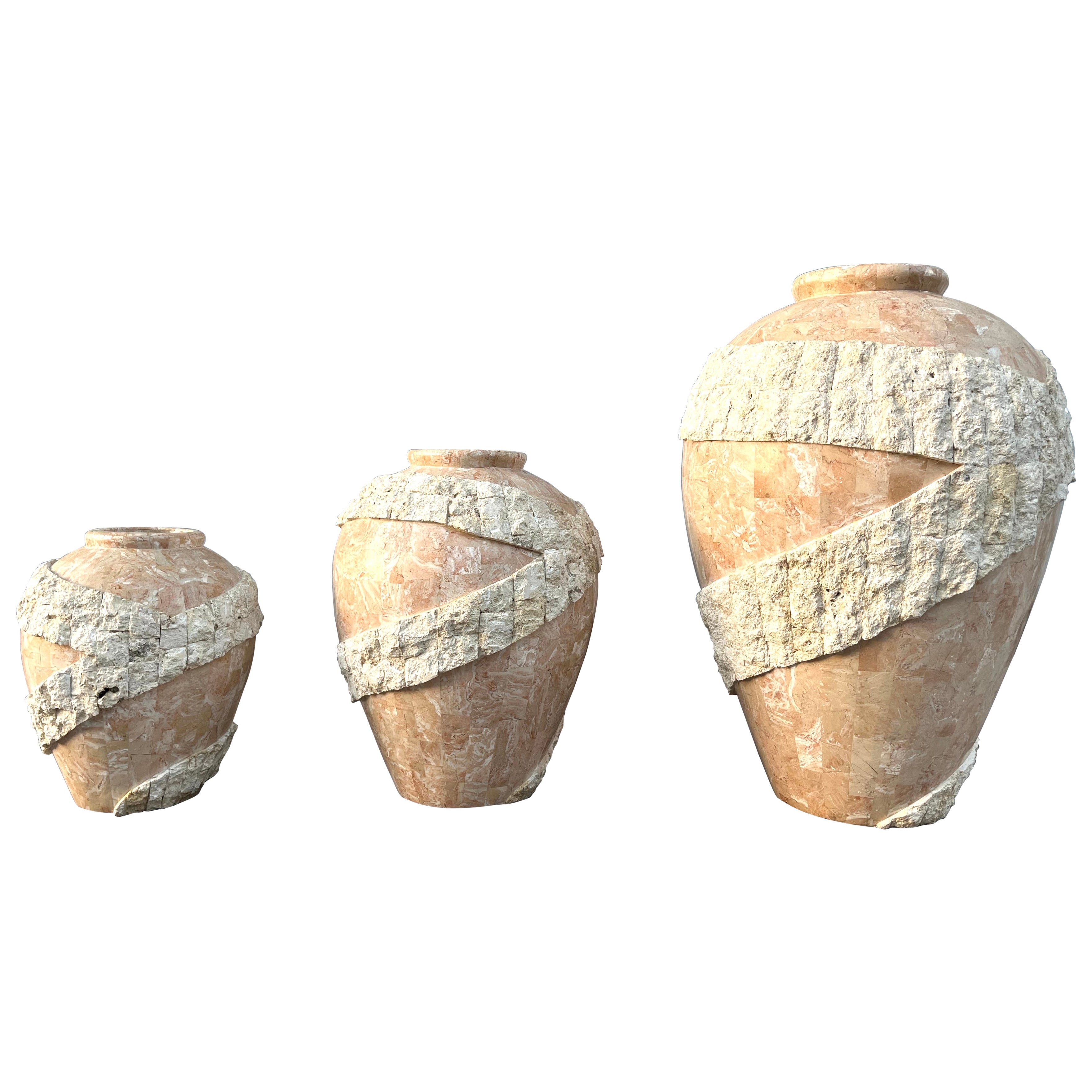Ensemble de trois grands vases de sol postmodernes en pierre de Mactan, ornés de pompons. Vers 1980. en vente