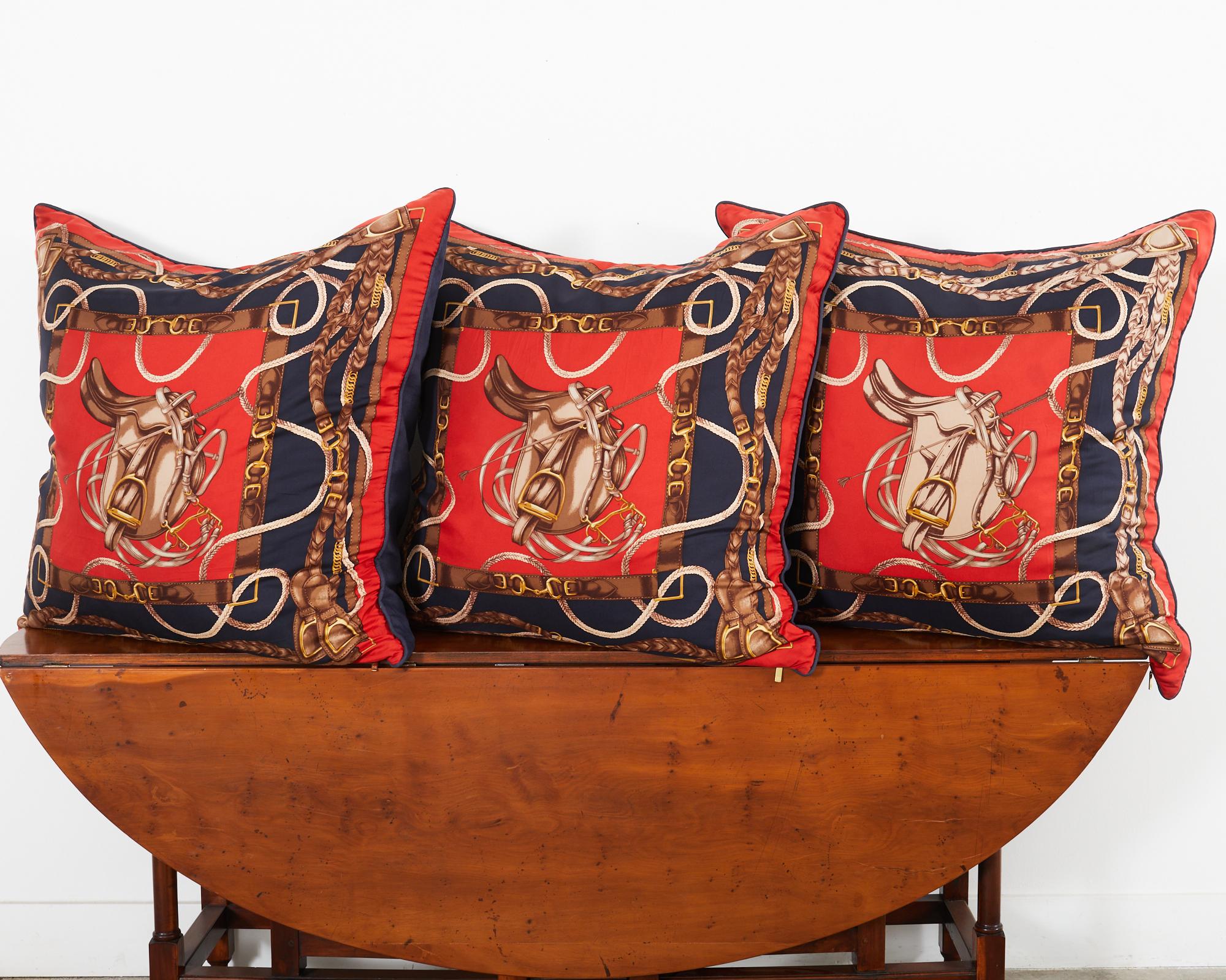 XX secolo Set di tre grandi cuscini sciarpa in seta equestre Ralph Lauren in vendita
