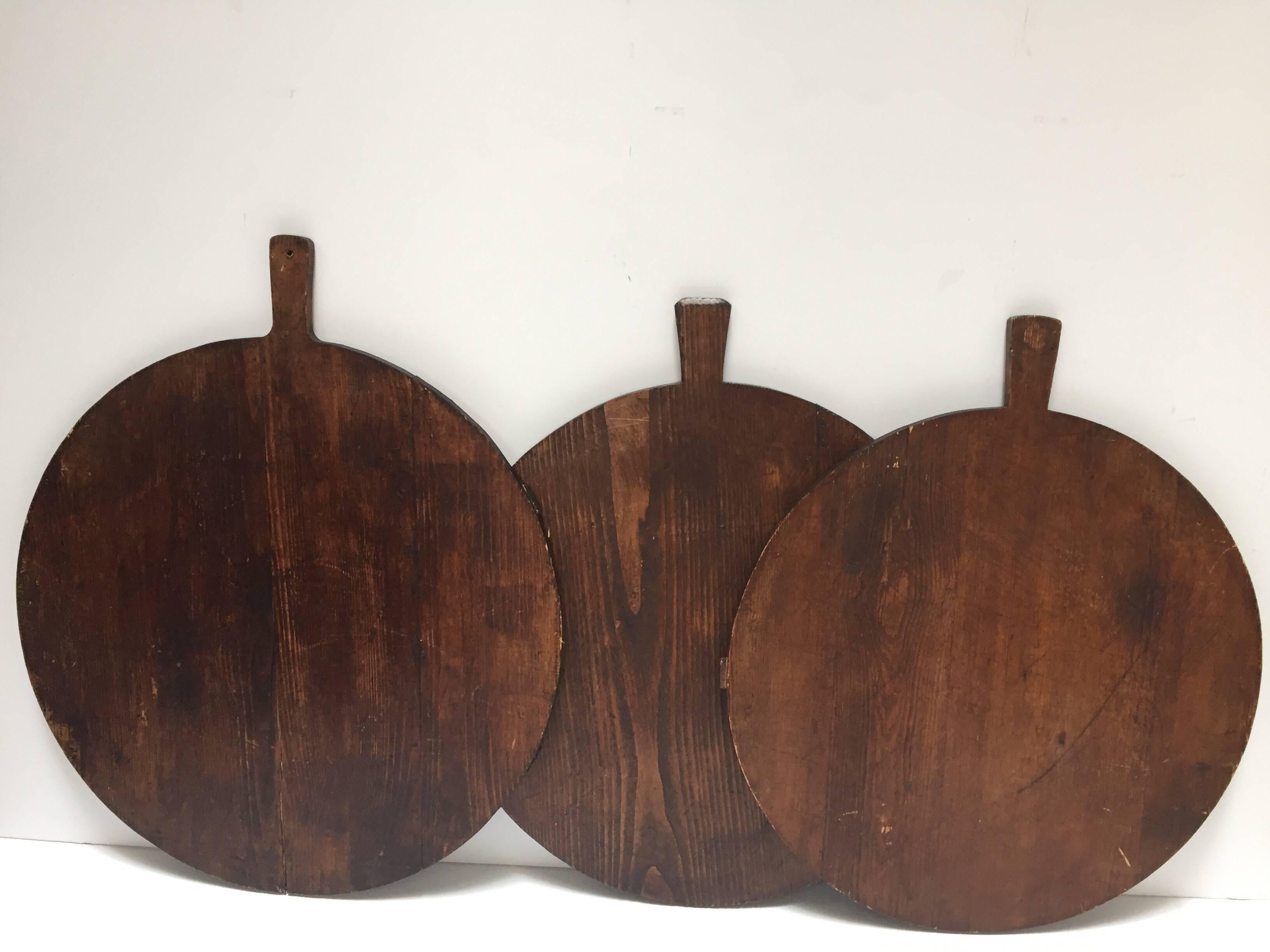 Set of three large primitive round reclaimed wood pine cutting boards or cheese board pr pizza board with handle.
Decorative farmhouse French rustic country bread wood cutting board with handle and struts to the reverse measuring well over two feet