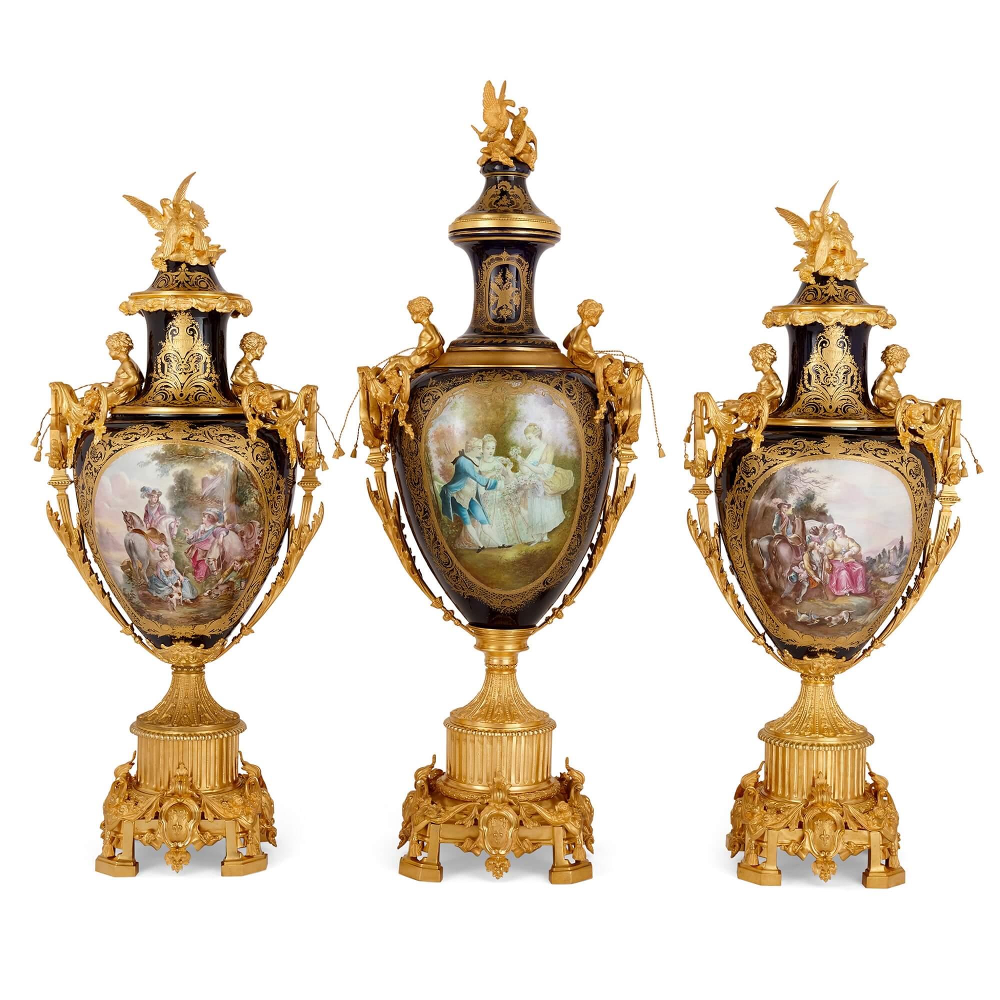 Set di tre grandi vasi in porcellana di Sèvres con piedistalli in ...