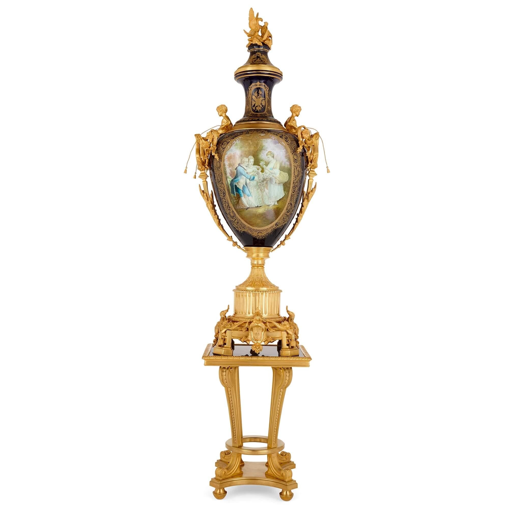 Satz von drei großen Porzellanvasen im Stil von Sèvres mit Sockeln aus vergoldeter Bronze im Zustand „Gut“ im Angebot in London, GB