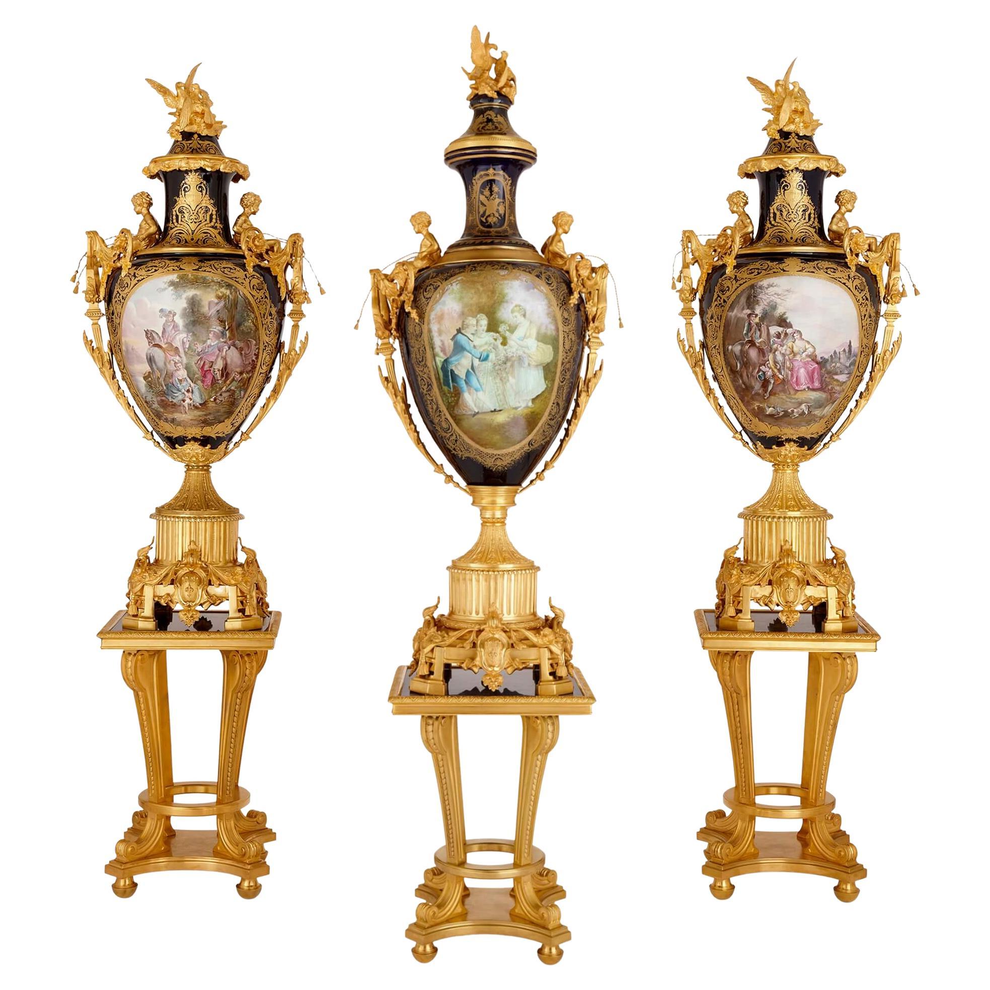 Ensemble de trois grands vases en porcelaine de style Sèvres avec piédestaux en bronze doré