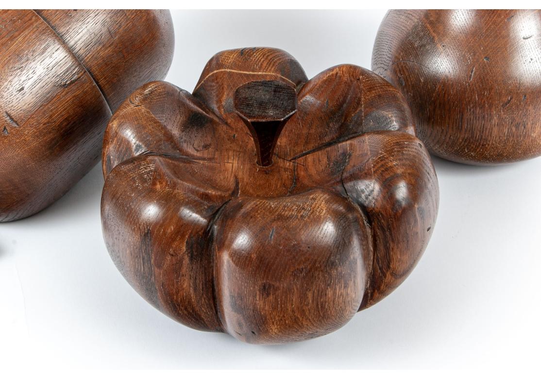 Ensemble de trois grands fruits en bois massif, bien sculptés et finis, avec un polissage fin. Le groupe comprend une poire, une citrouille et un gland. 

Dimensions :
Poire - 12 1/2