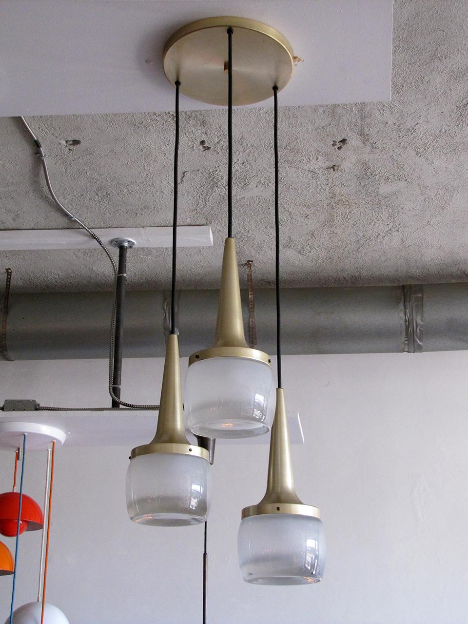Mid-Century Modern Ensemble de trois grandes lampes suspendues en staff, 1960 en vente