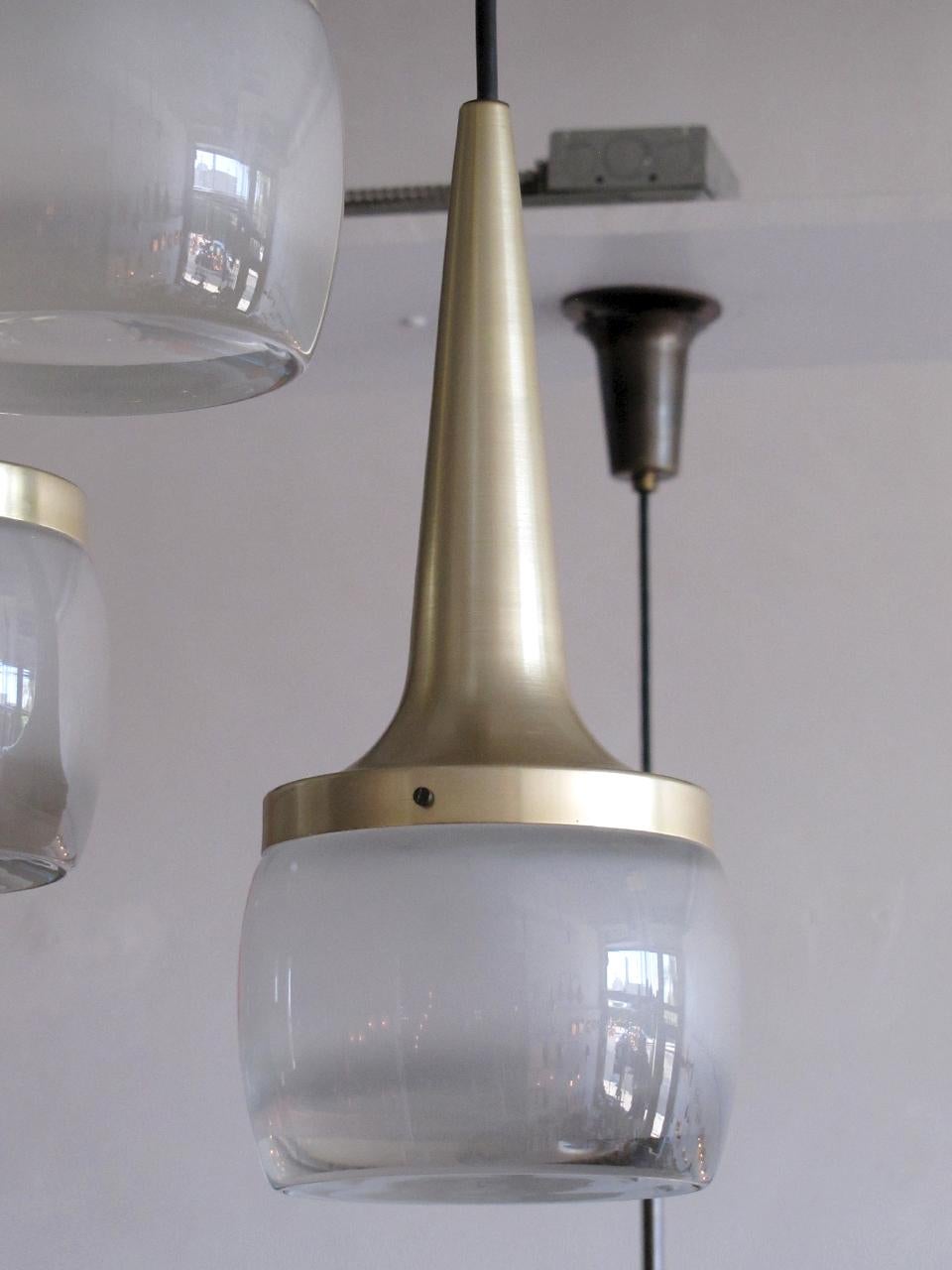 Brossé Ensemble de trois grandes lampes suspendues en staff, 1960 en vente
