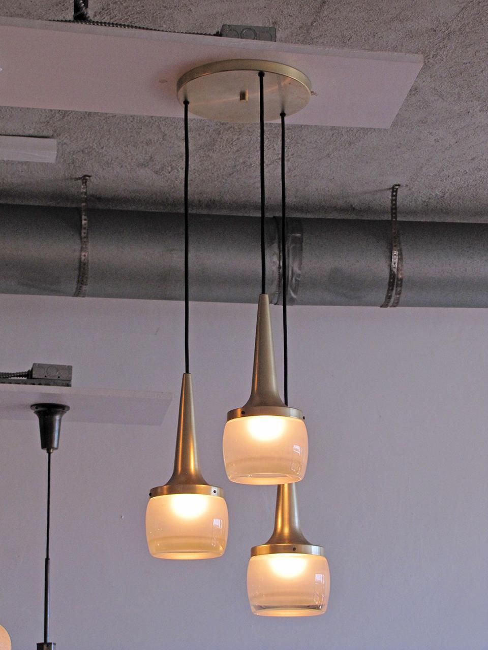 Milieu du XXe siècle Ensemble de trois grandes lampes suspendues en staff, 1960 en vente