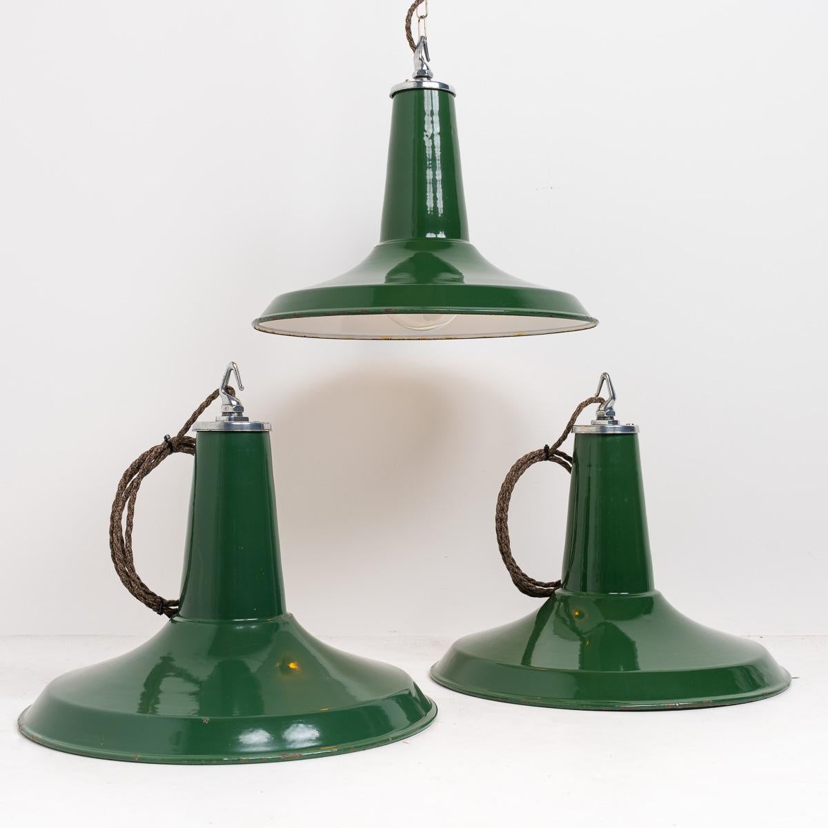 Ensemble de trois grands pendentifs vintage d'usine industrielle verte par Thorlux en vente 7