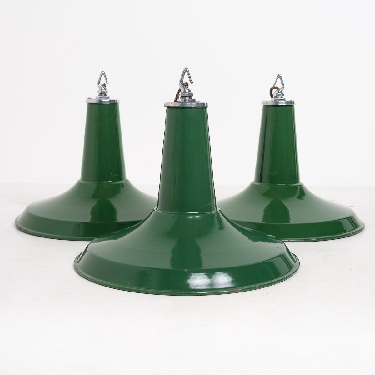 Ensemble de trois grands pendentifs vintage d'usine industrielle verte par Thorlux en vente 9