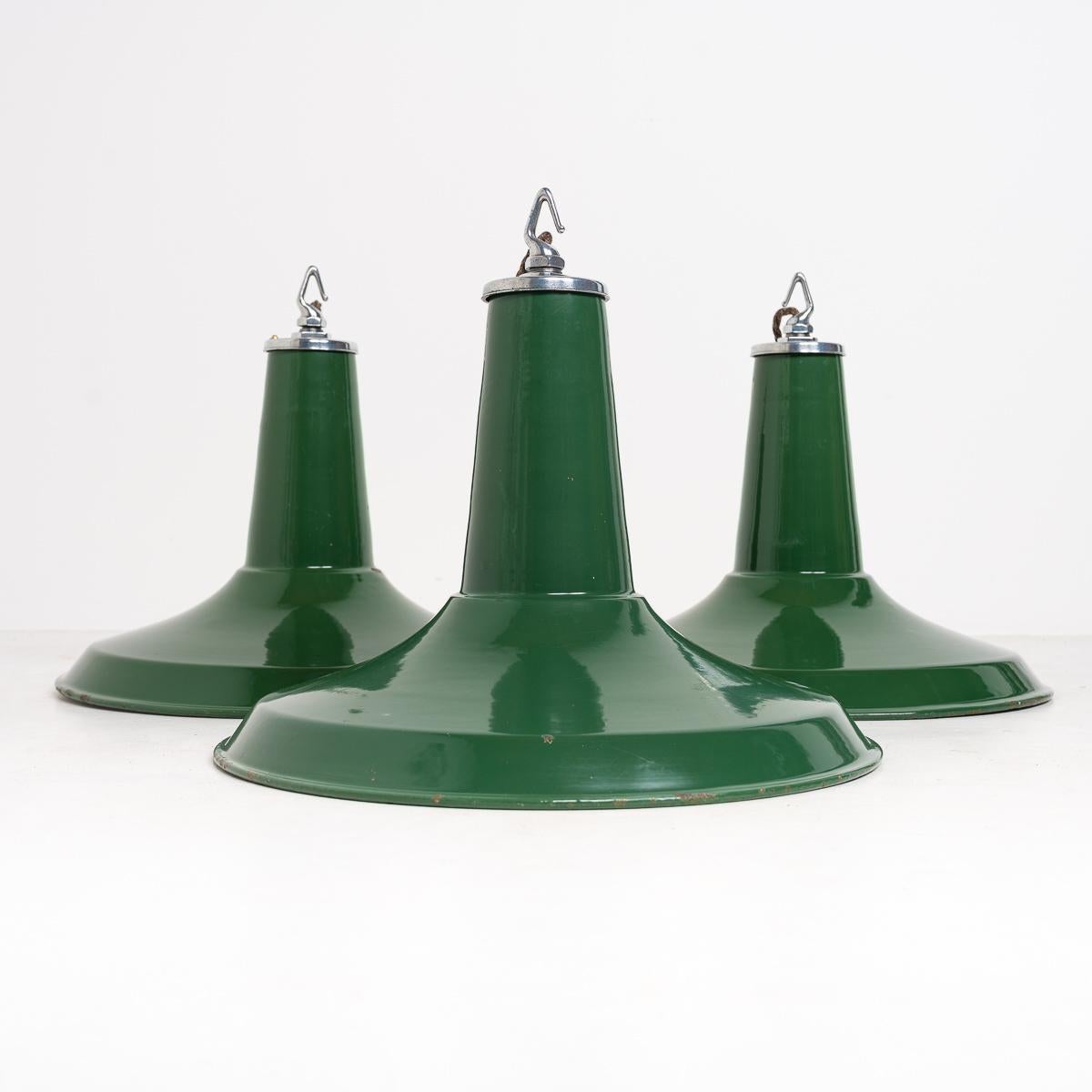 Ensemble de trois grands pendentifs vintage d'usine industrielle verte par Thorlux en vente 10