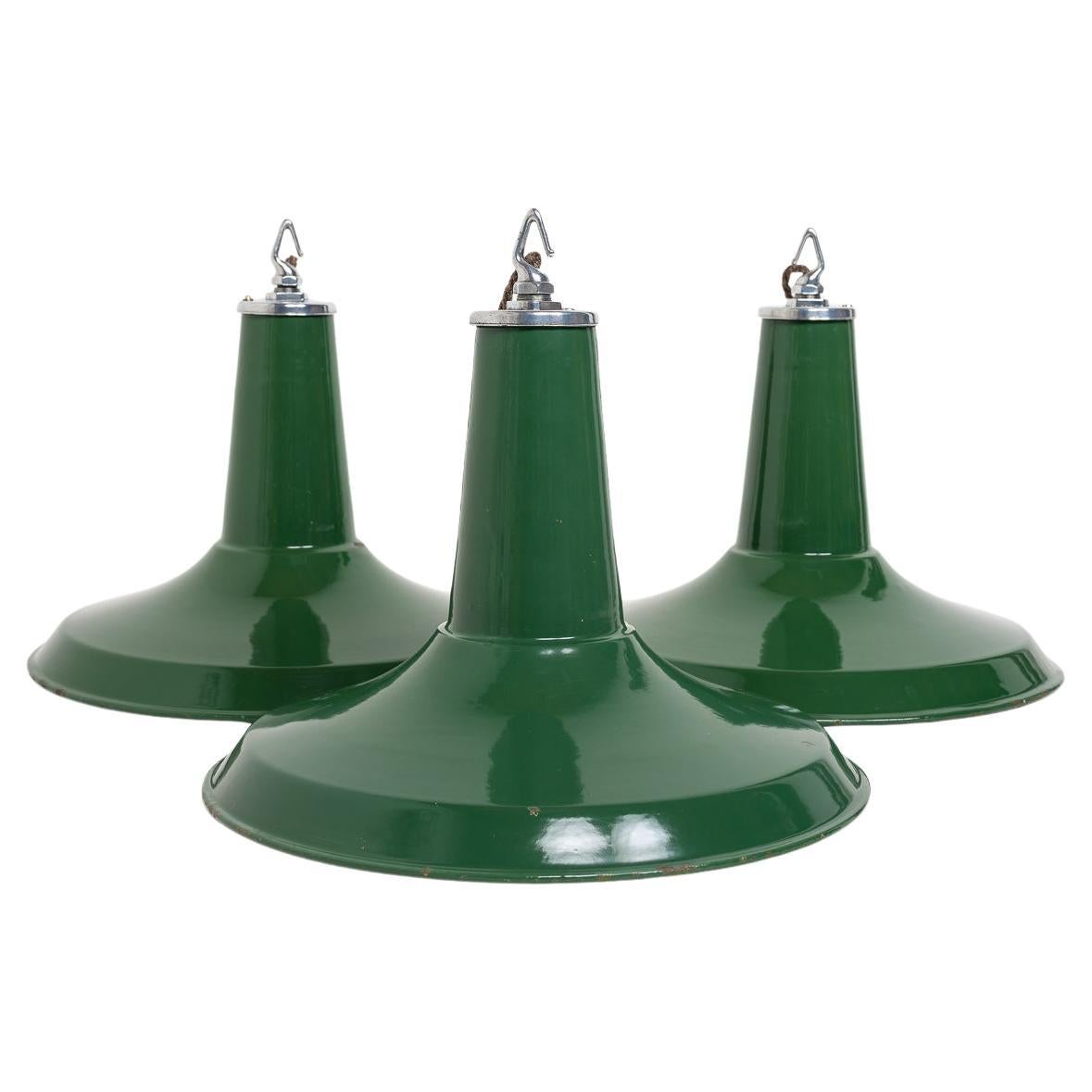Ensemble de trois grands pendentifs vintage d'usine industrielle verte par Thorlux en vente