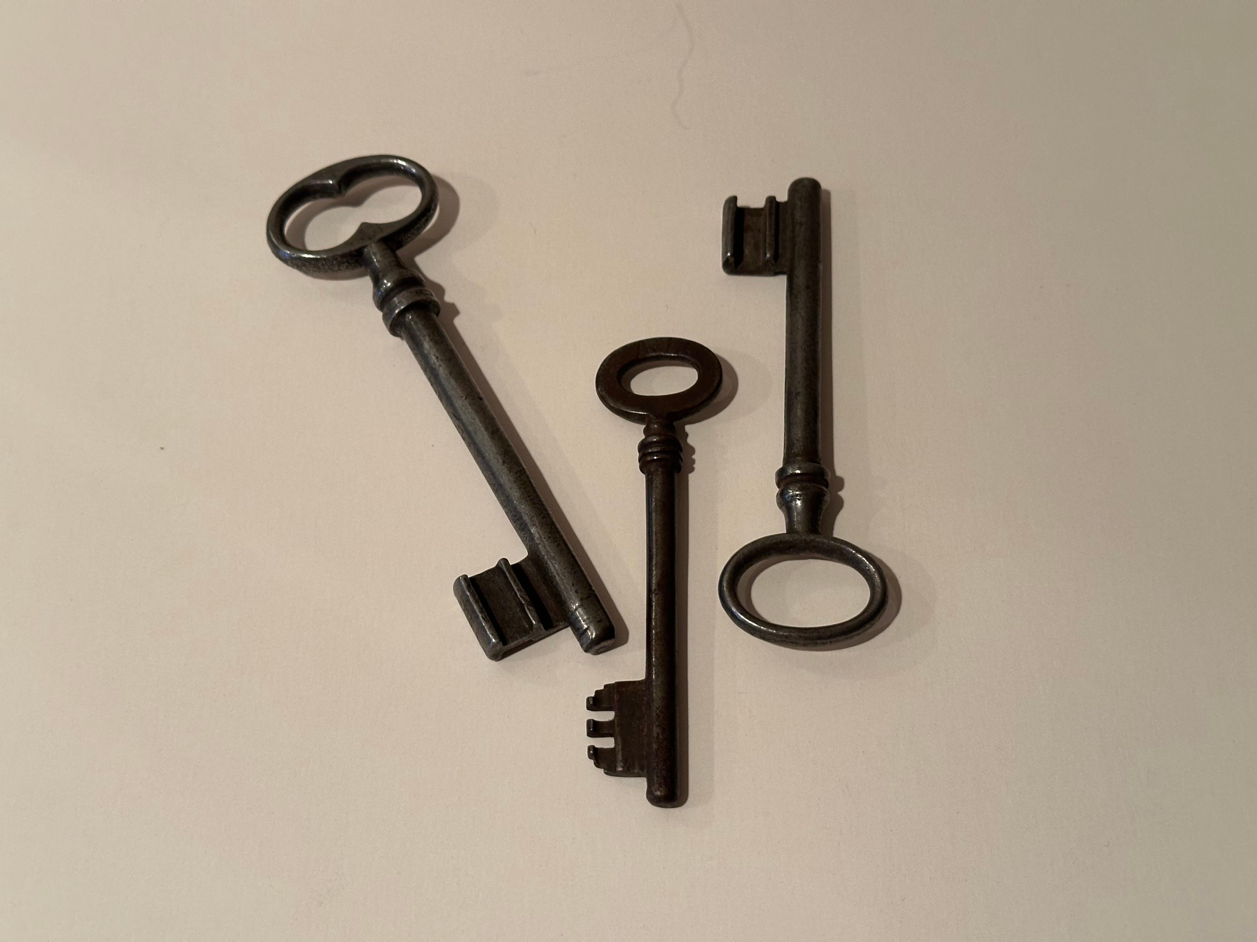 Juego de tres grandes llaves esqueleto vintage en venta 3