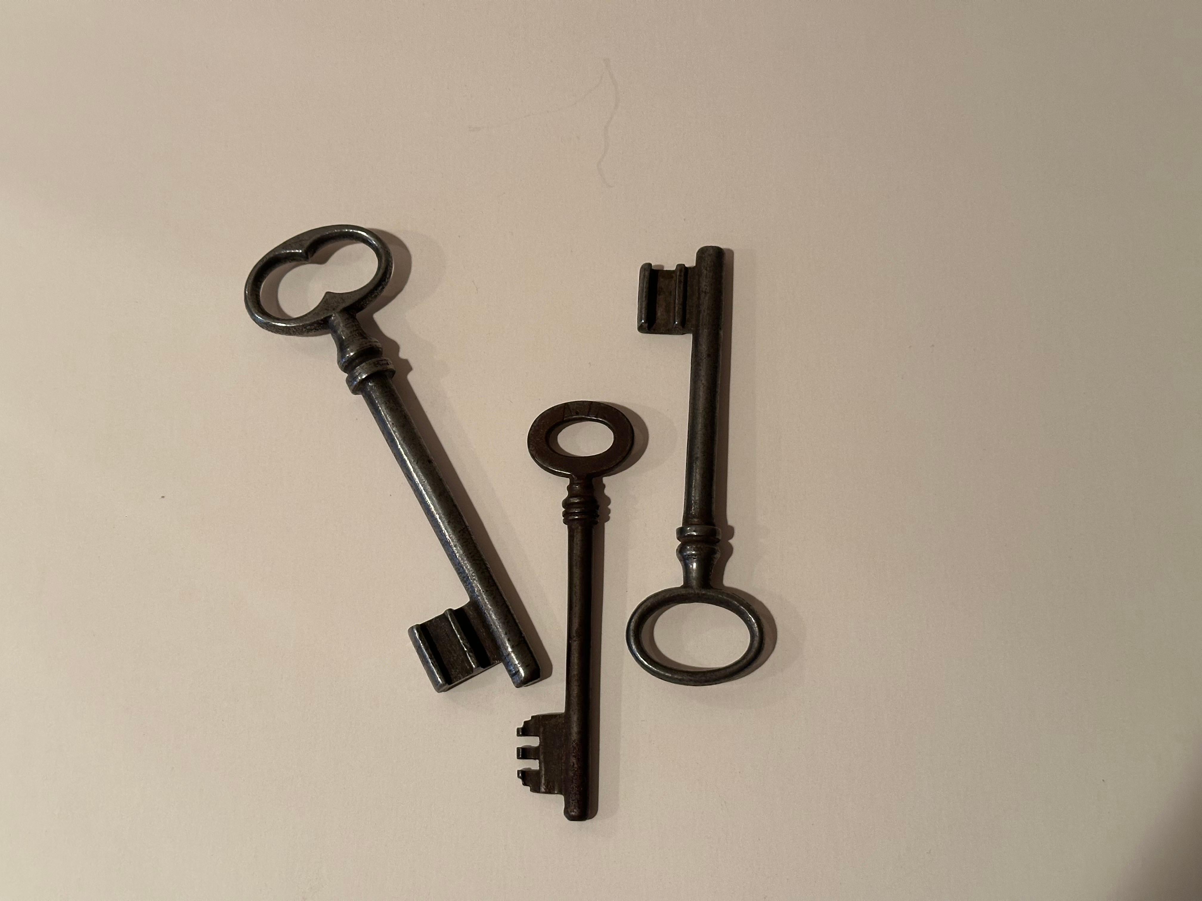 Juego de tres grandes llaves esqueleto vintage en venta 4