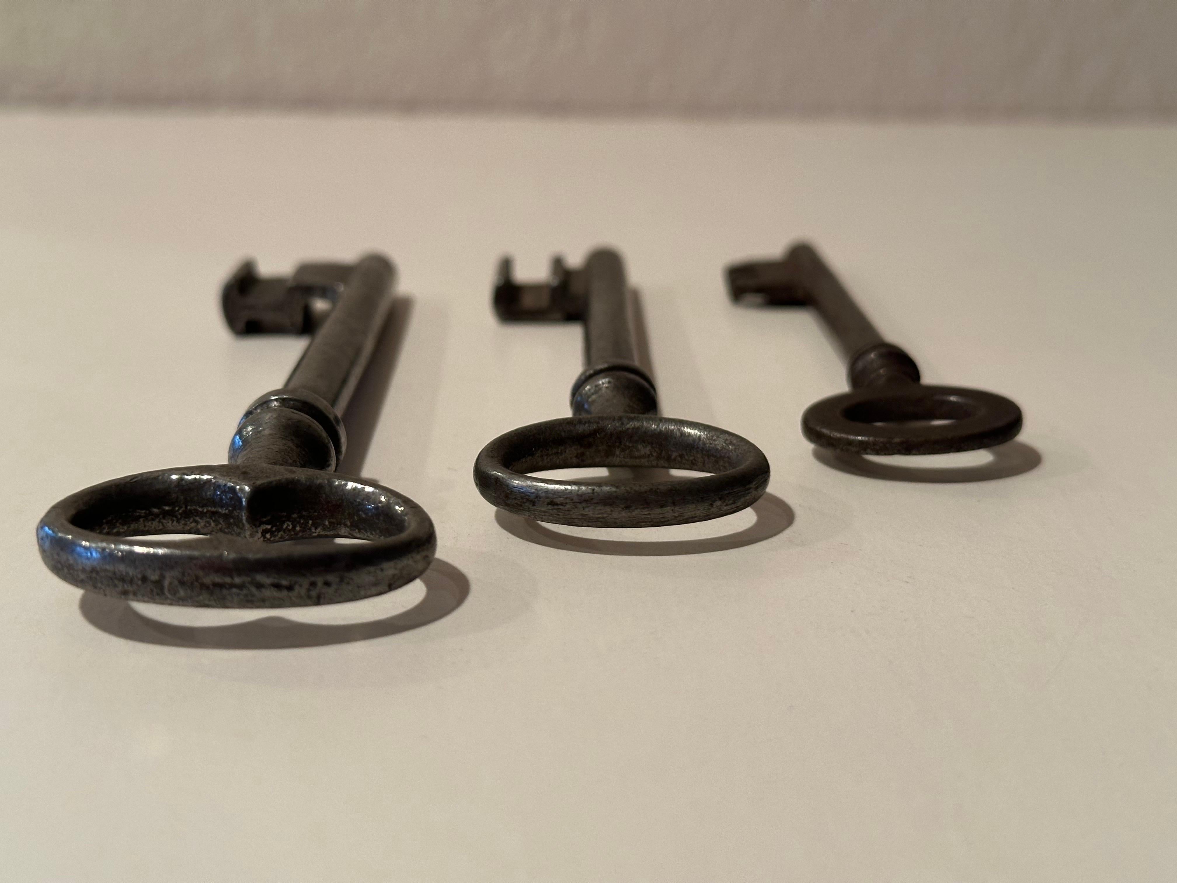 Juego de tres grandes llaves esqueleto vintage en venta 5