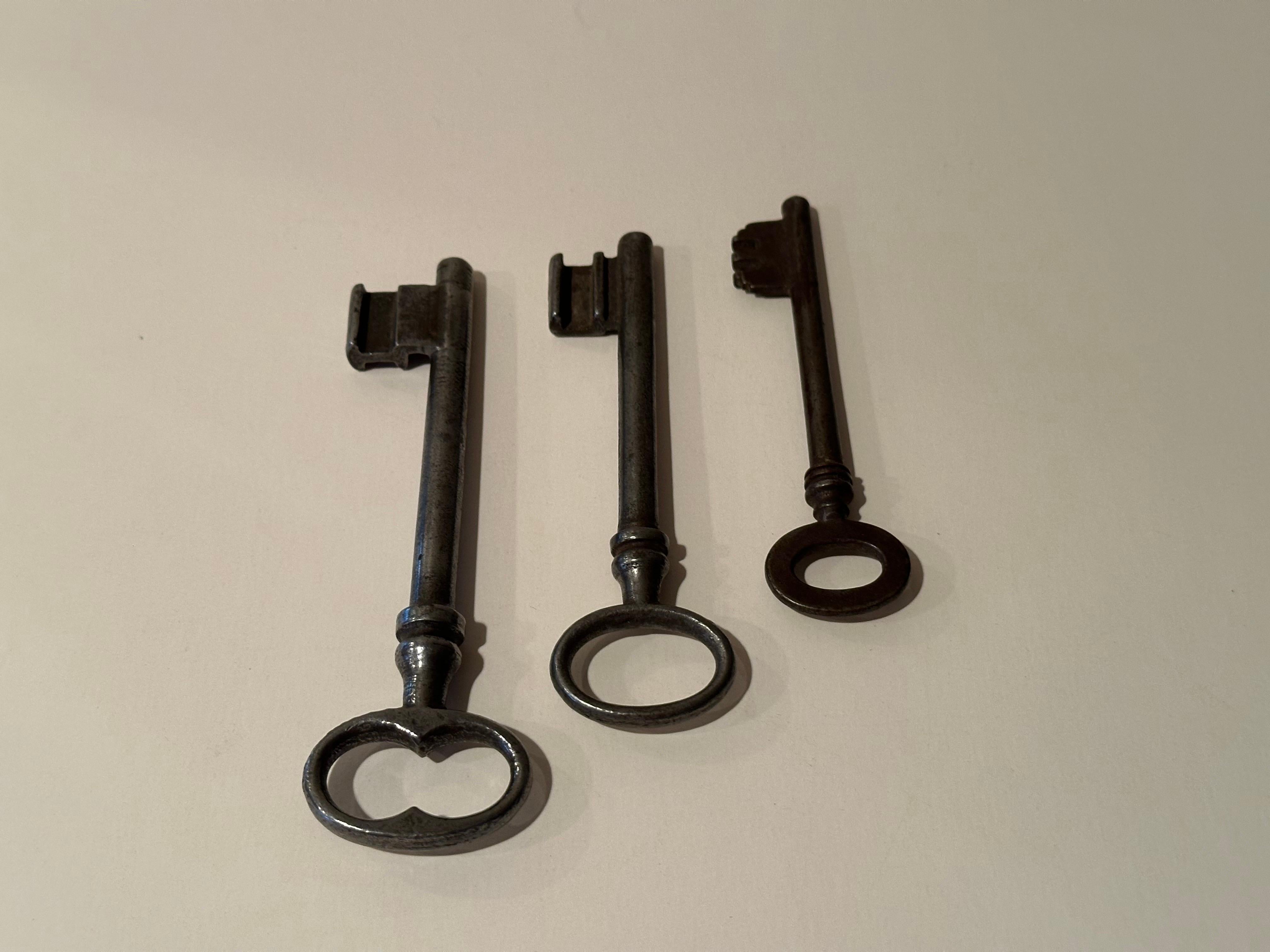 Juego de tres grandes llaves esqueleto vintage en venta 2