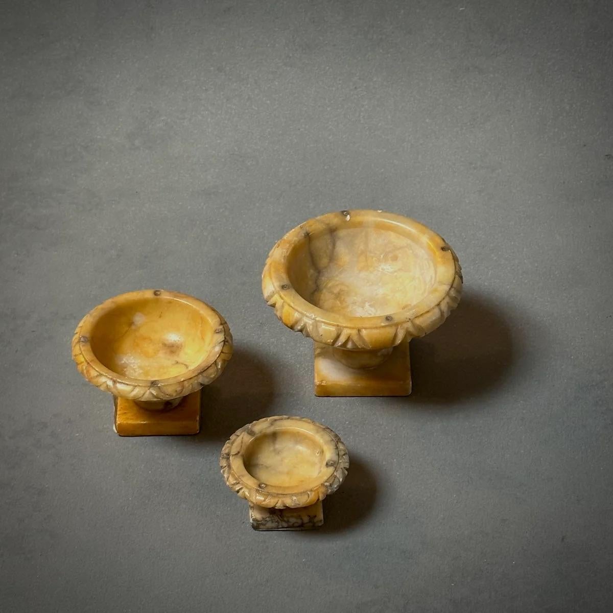 Ensemble de trois tazzas italiennes en albâtre de la fin du 18ème siècle Bon état - En vente à Los Angeles, CA