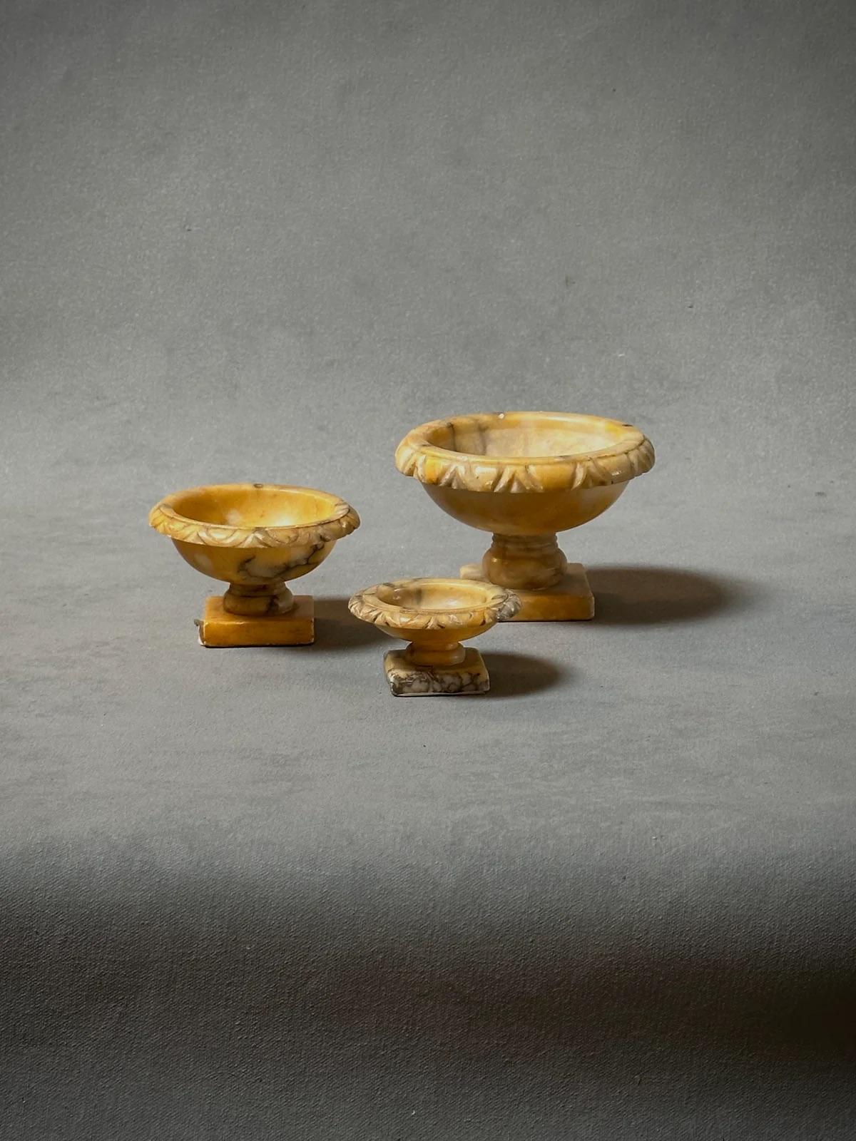 Albâtre Ensemble de trois tazzas italiennes en albâtre de la fin du 18ème siècle en vente