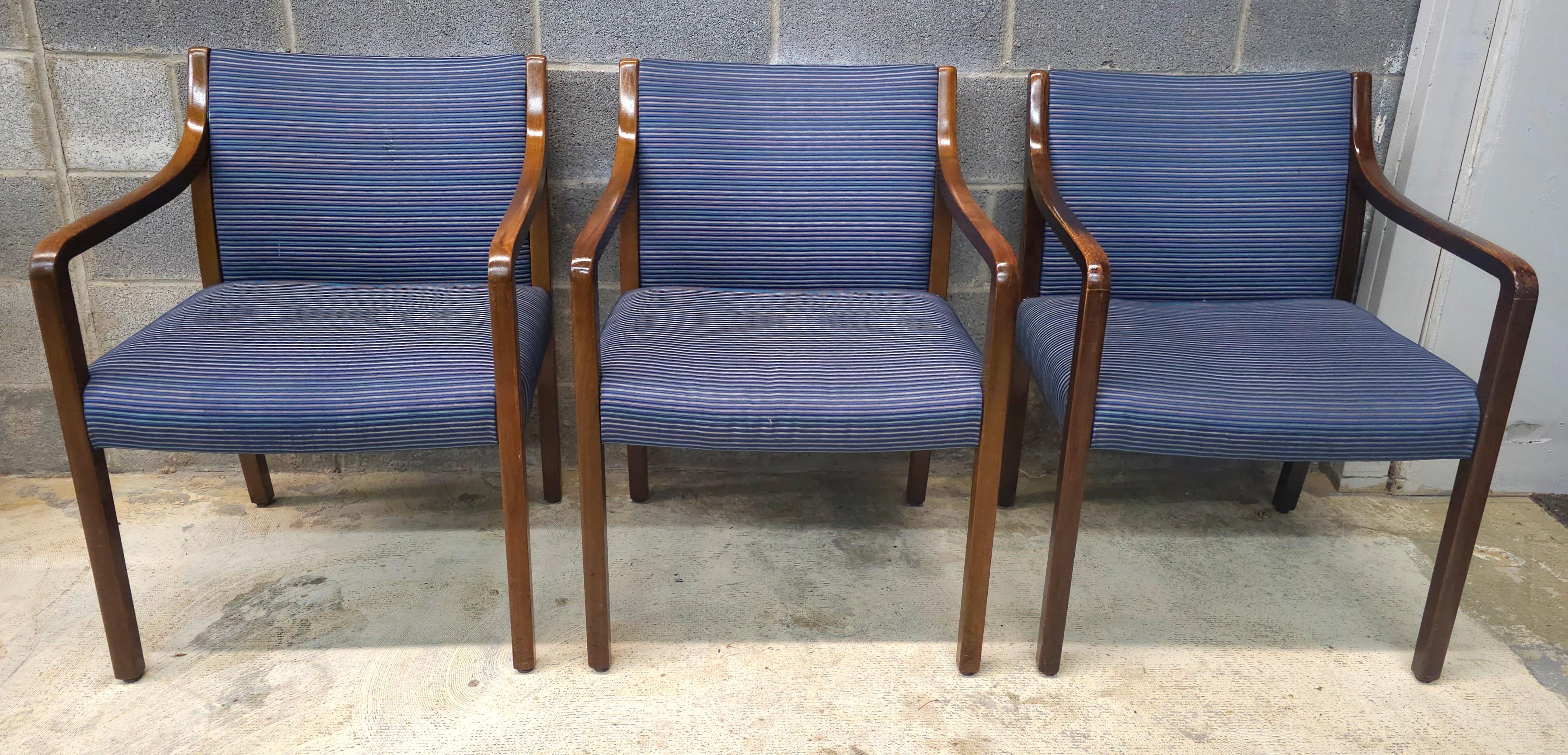 Set di tre poltrone moderniste di fine XX secolo in Oak e imbottite, indovinate. Misura 23