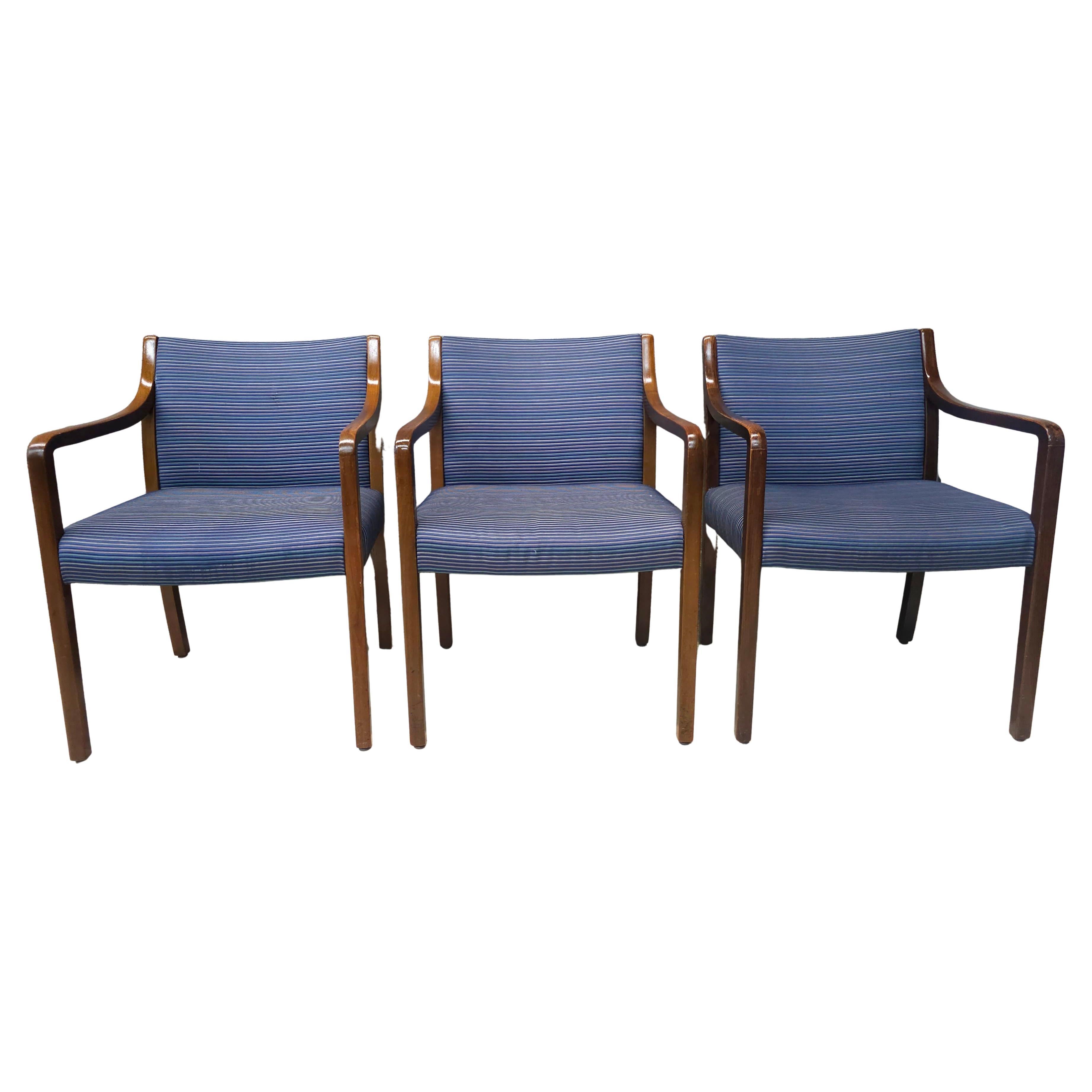 Conjunto de tres sillones tapizados y de roble Gunlocke de finales del siglo XX