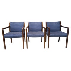 Conjunto de tres sillones tapizados y de roble Gunlocke de finales del siglo XX