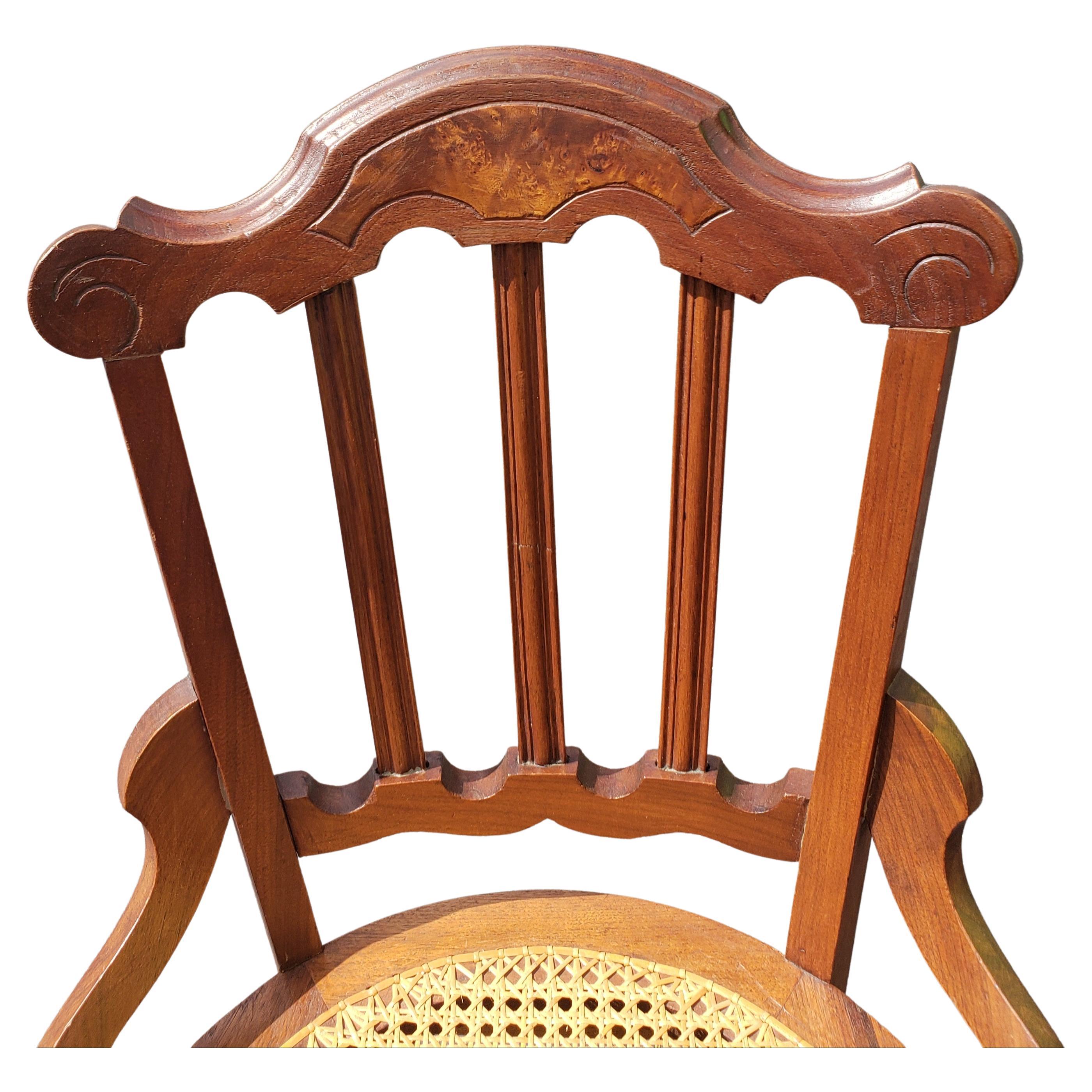 Satz von drei spätviktorianischen Esszimmerstühlen aus Nussbaumholz mit Intarsien und Rohrstühlen (amerikanisch) im Angebot