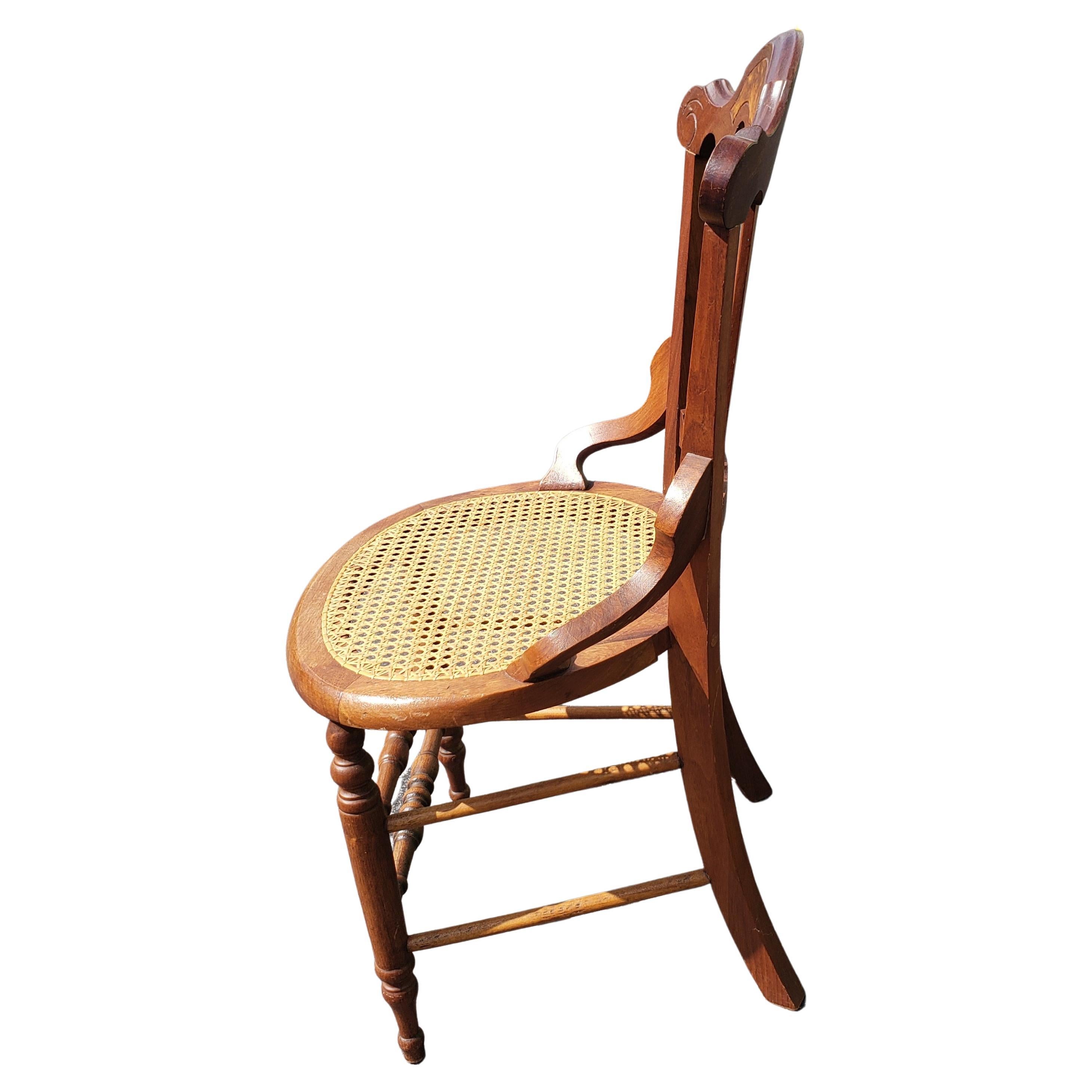 Satz von drei spätviktorianischen Esszimmerstühlen aus Nussbaumholz mit Intarsien und Rohrstühlen (Geflecht) im Angebot