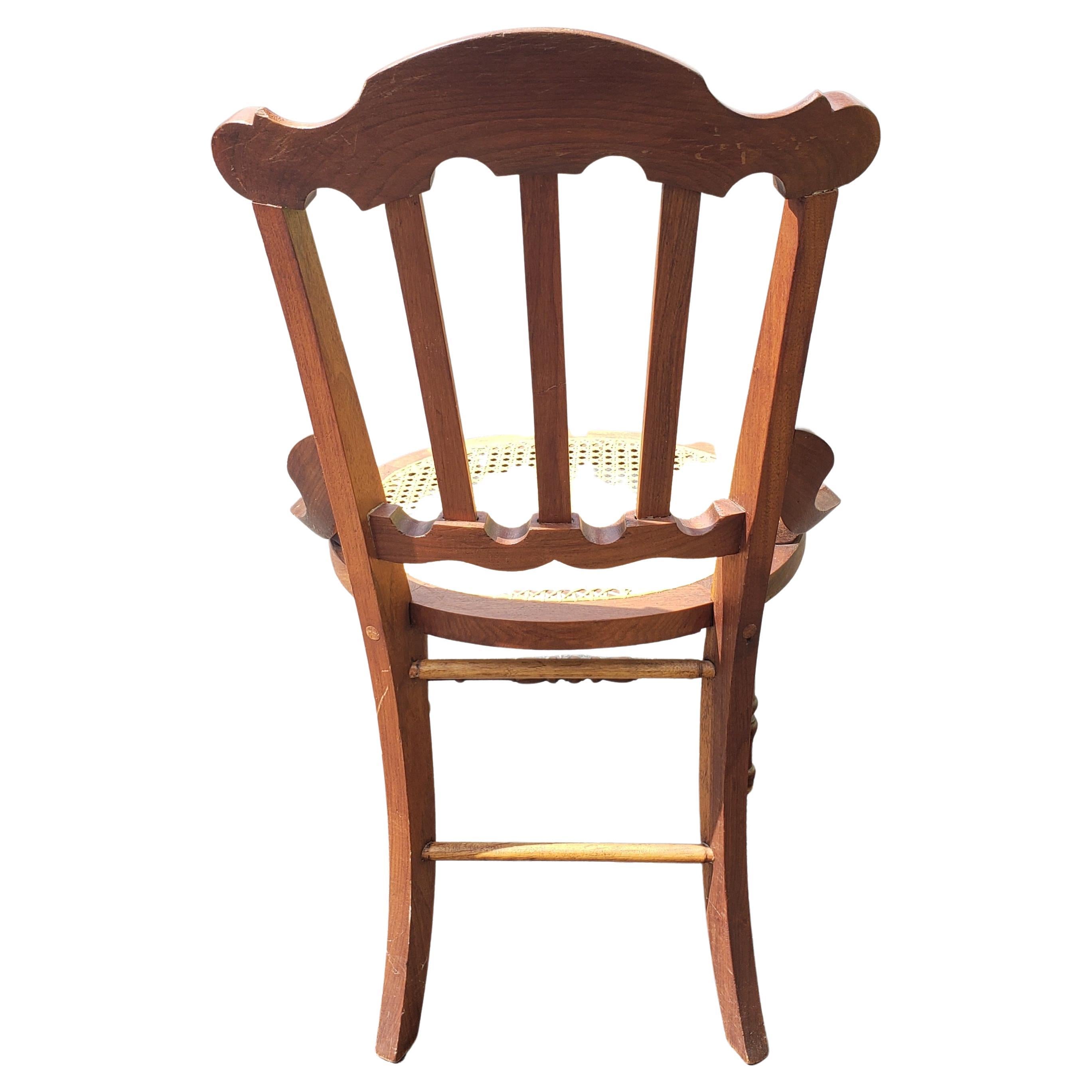 Satz von drei spätviktorianischen Esszimmerstühlen aus Nussbaumholz mit Intarsien und Rohrstühlen (19. Jahrhundert) im Angebot