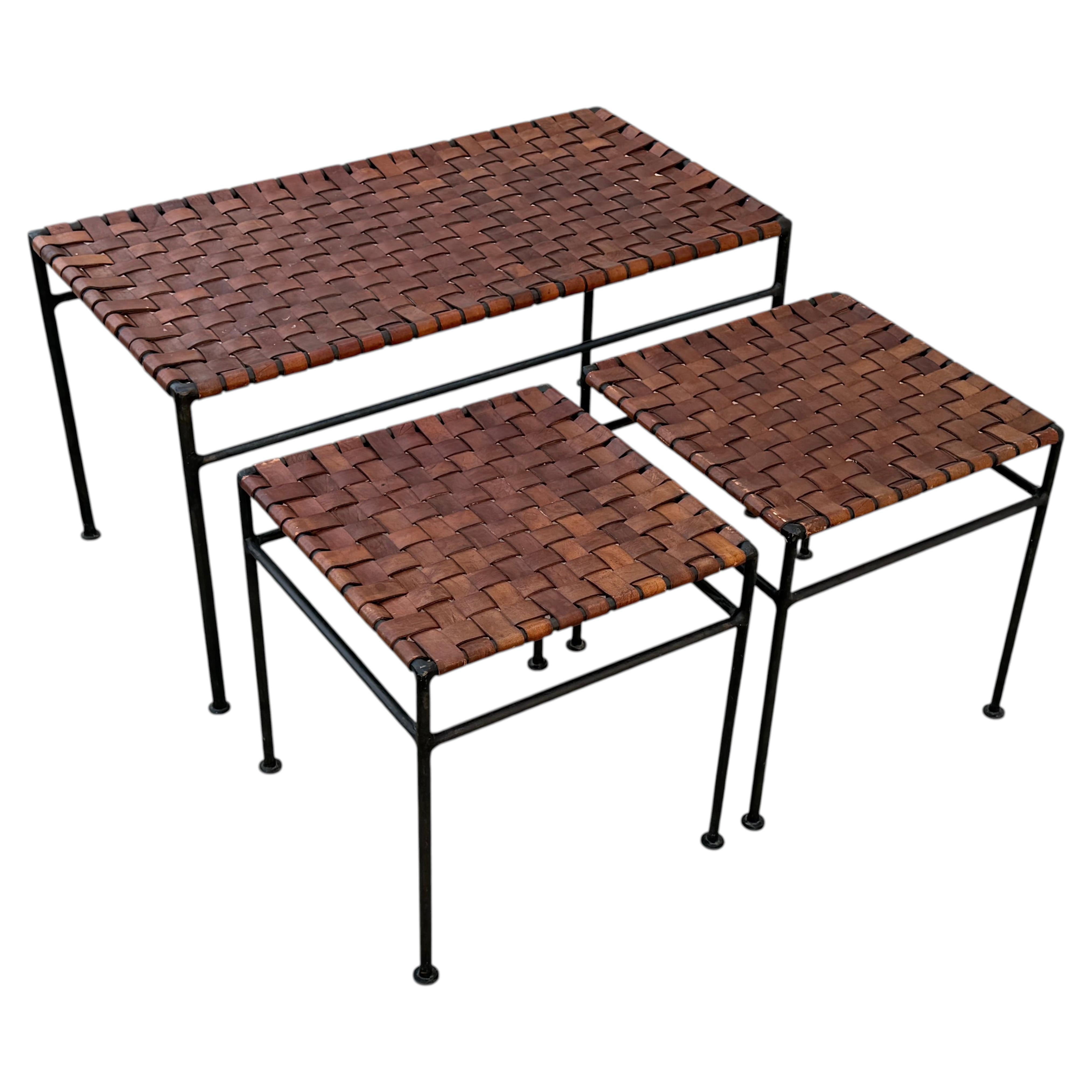 Ensemble de tabourets et banc en fer forgé et cuir vers 1980 Patiné en vente