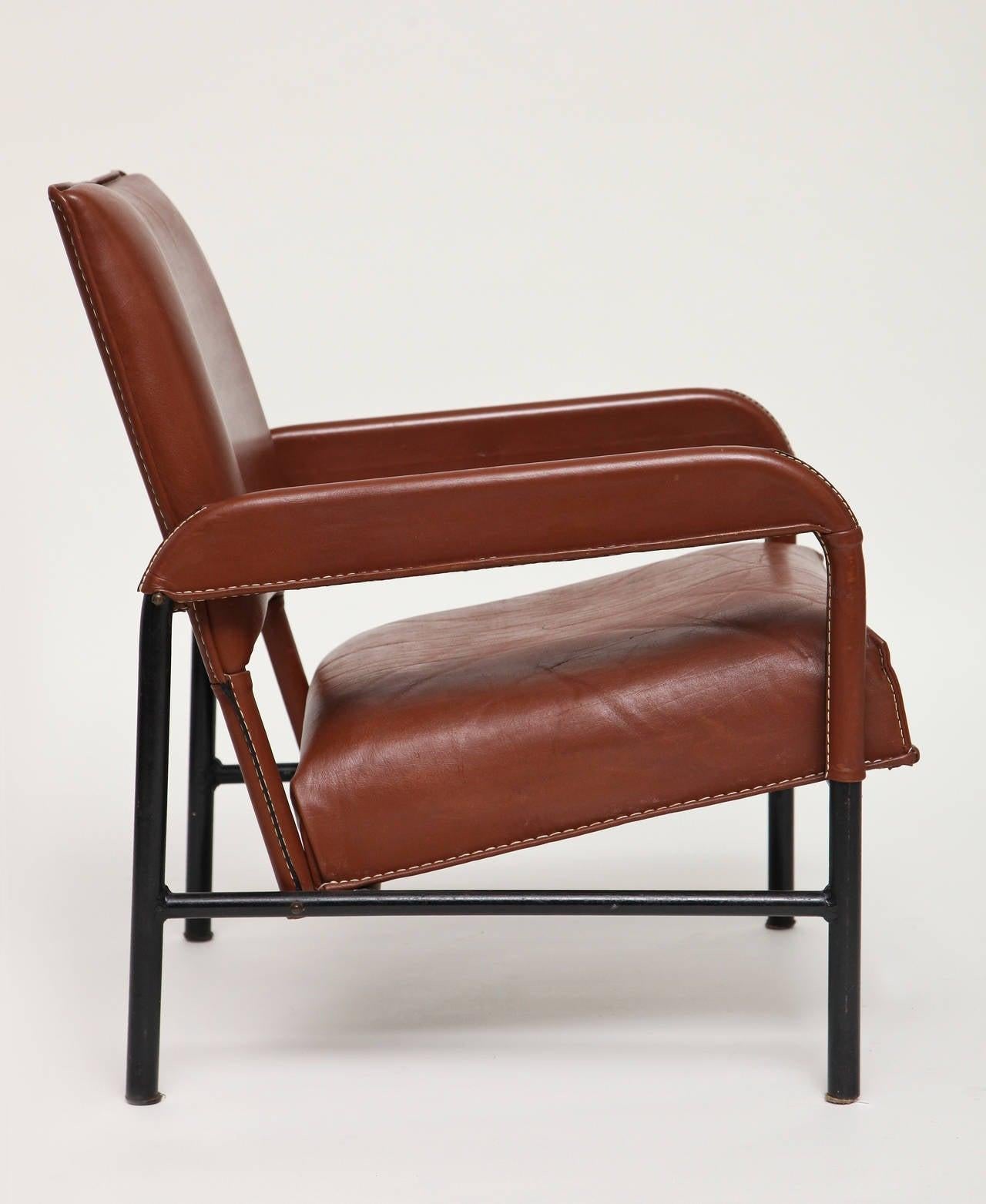 Moulage Ensemble de trois fauteuils en cuir du milieu du siècle dernier à la manière d'Adnet, France, vers 1955 en vente