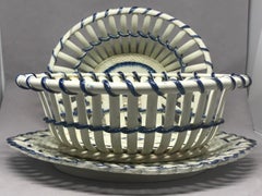 Set aus drei Leedsware-Gitterkörben und Unterteller