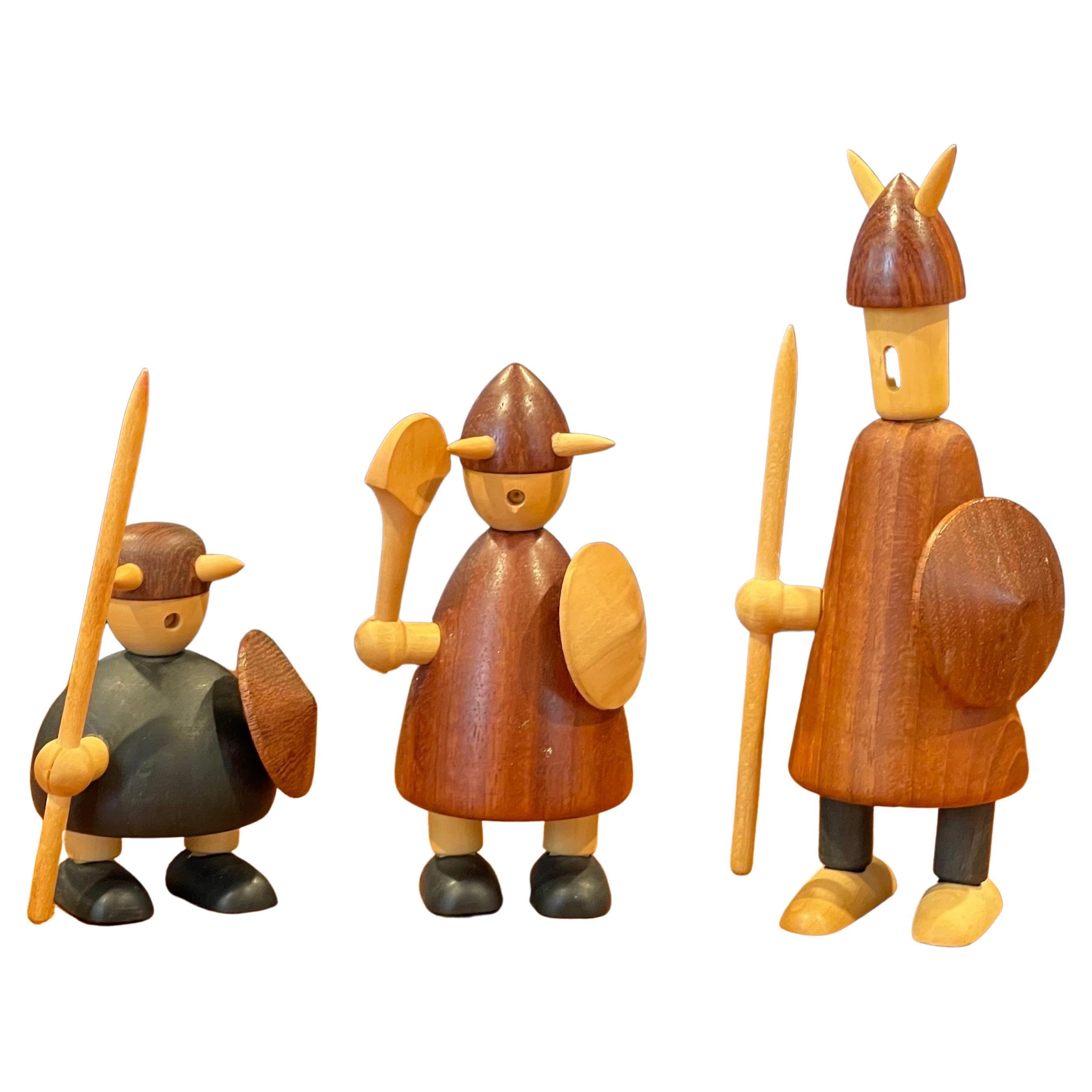 Ensemble de trois figurines de vikings danois du milieu du siècle dernier en bois mixte avec boîte d'origine par Jacob Jensen, vers les années 1950. Les figurines sont en excellent état vintage et mesurent : 5,5